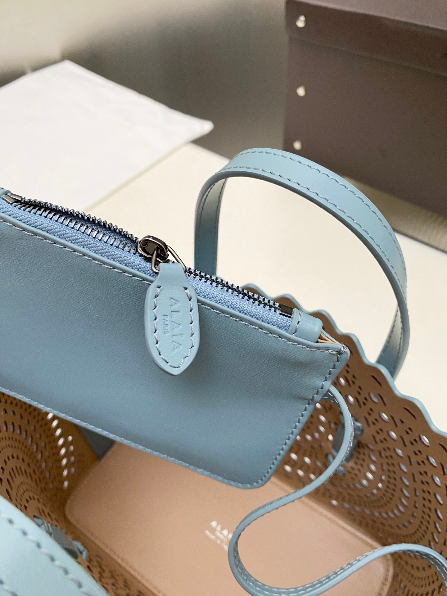 ALAÏA Mina 20 bag In Vienne Wave 20x17x10cm