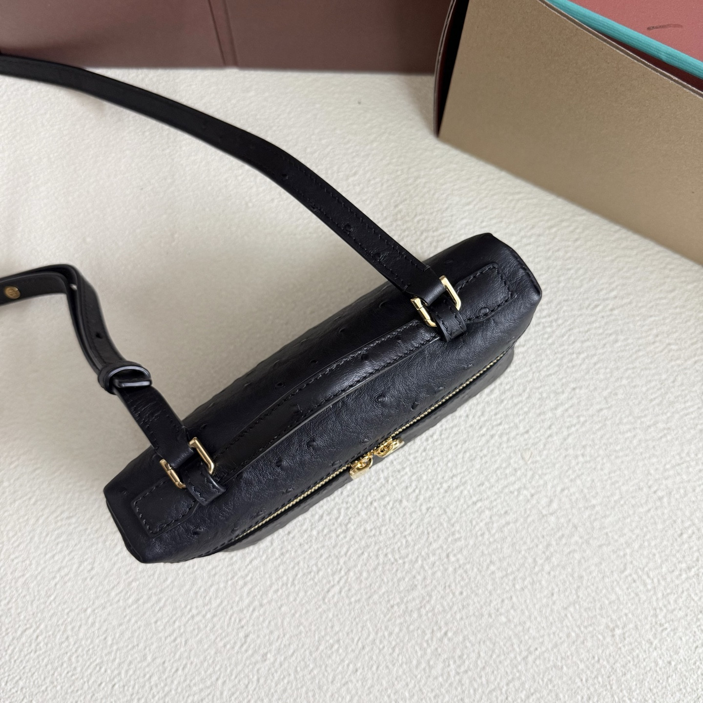 L0r0 P1ana Extra Pocket L19 Ostrich-grained Leather 11 x 19 x 6.5 cm