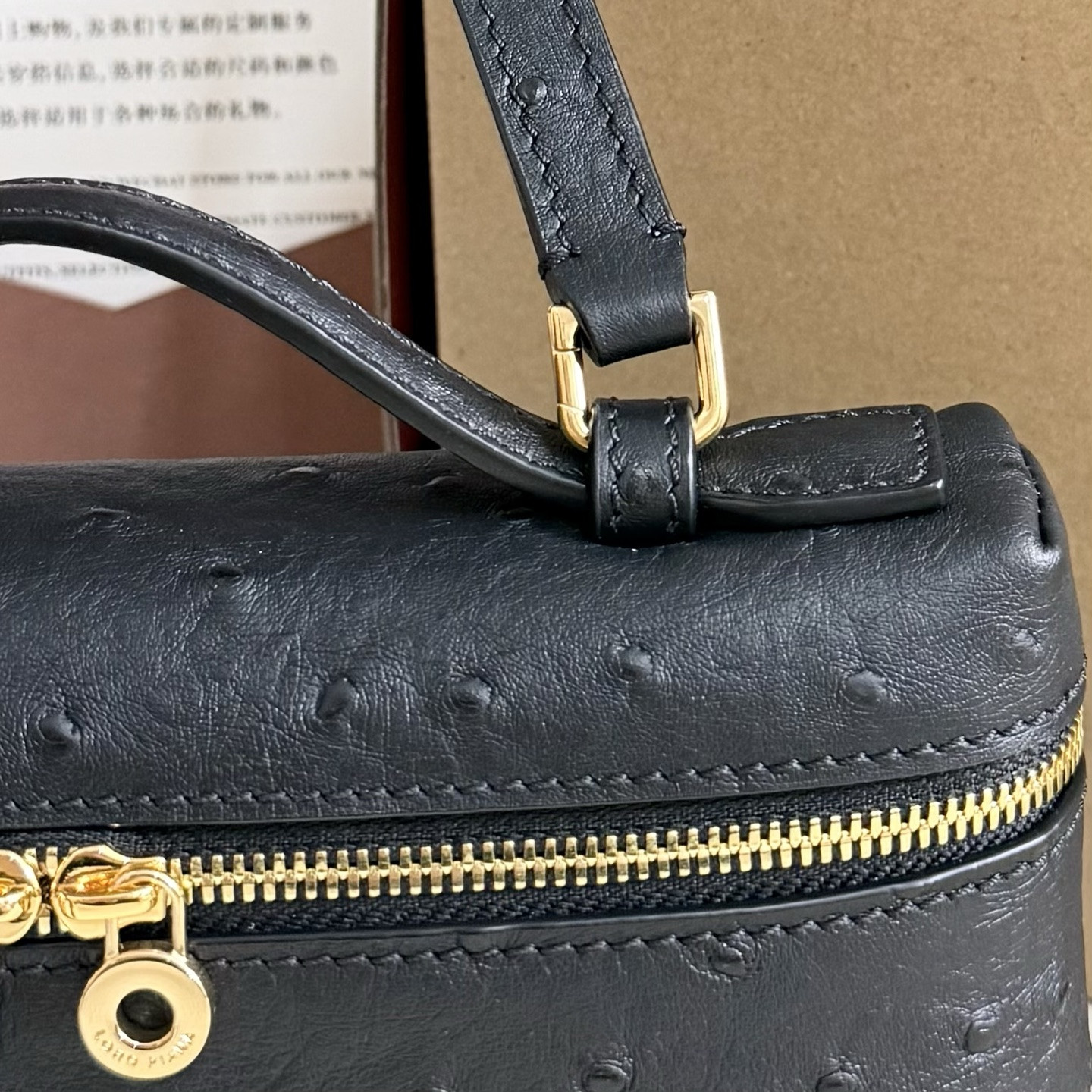 L0r0 P1ana Extra Pocket L19 Ostrich-grained Leather 11 x 19 x 6.5 cm