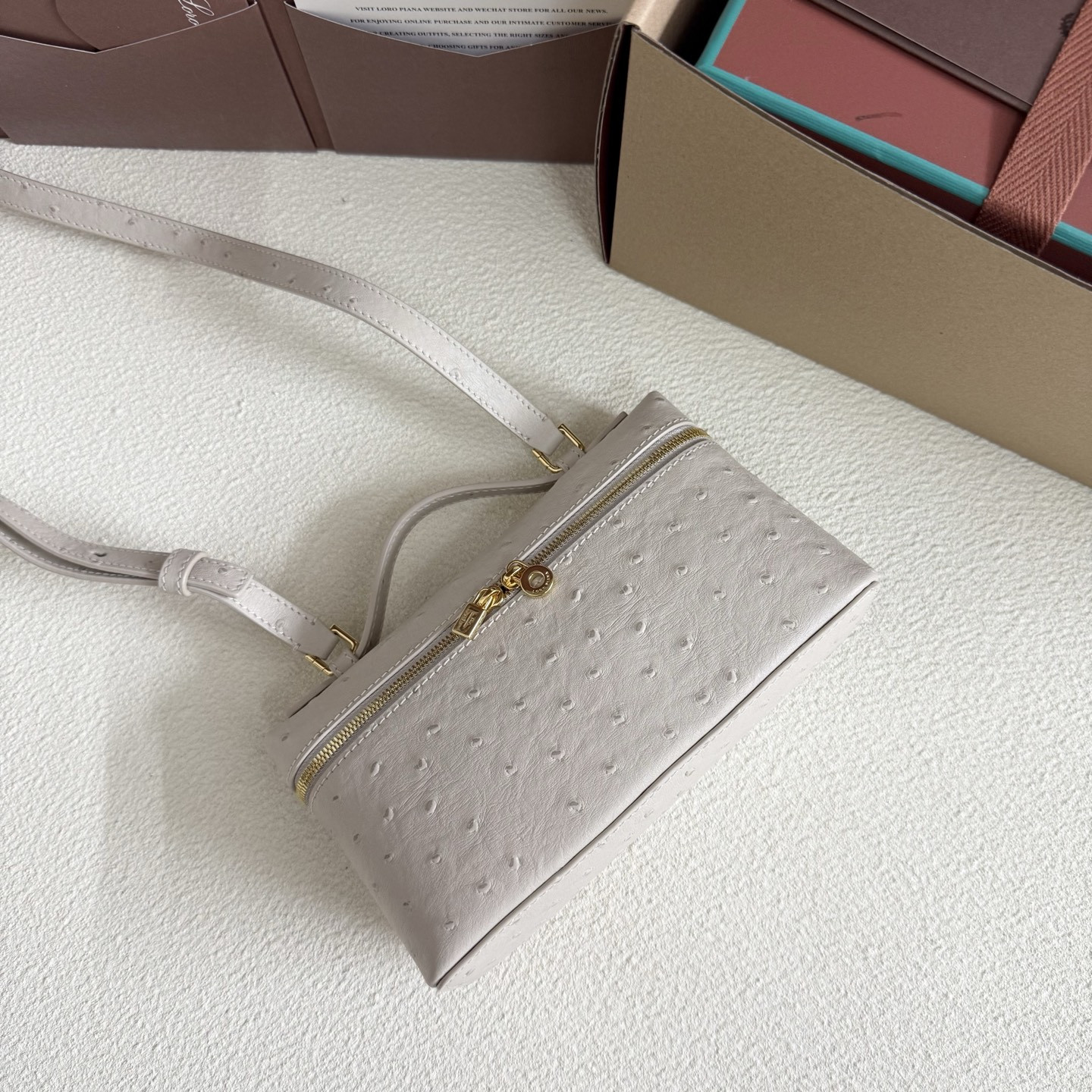 L0r0 P1ana Extra Pocket L19 Ostrich-grained Leather 11 x 19 x 6.5 cm