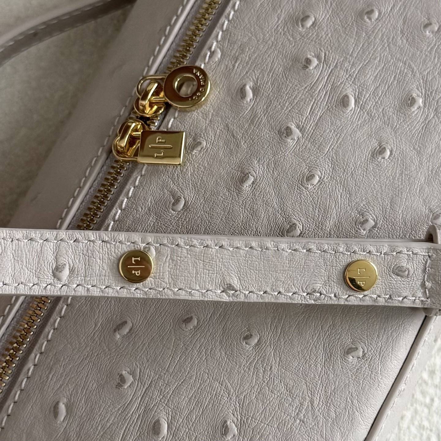 L0r0 P1ana Extra Pocket L19 Ostrich-grained Leather 11 x 19 x 6.5 cm