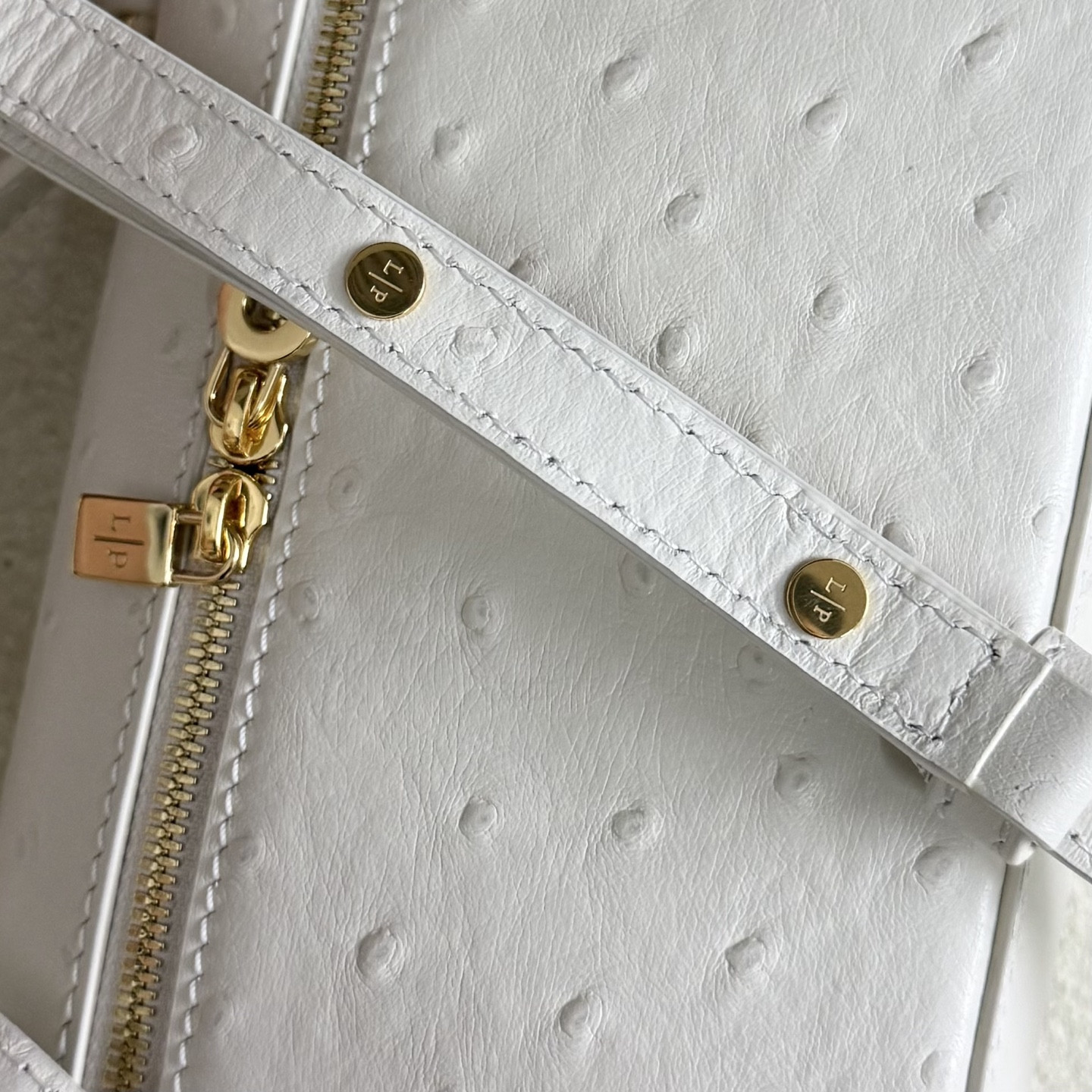 L0r0 P1ana Extra Pocket L19 Ostrich-grained Leather 11 x 19 x 6.5 cm