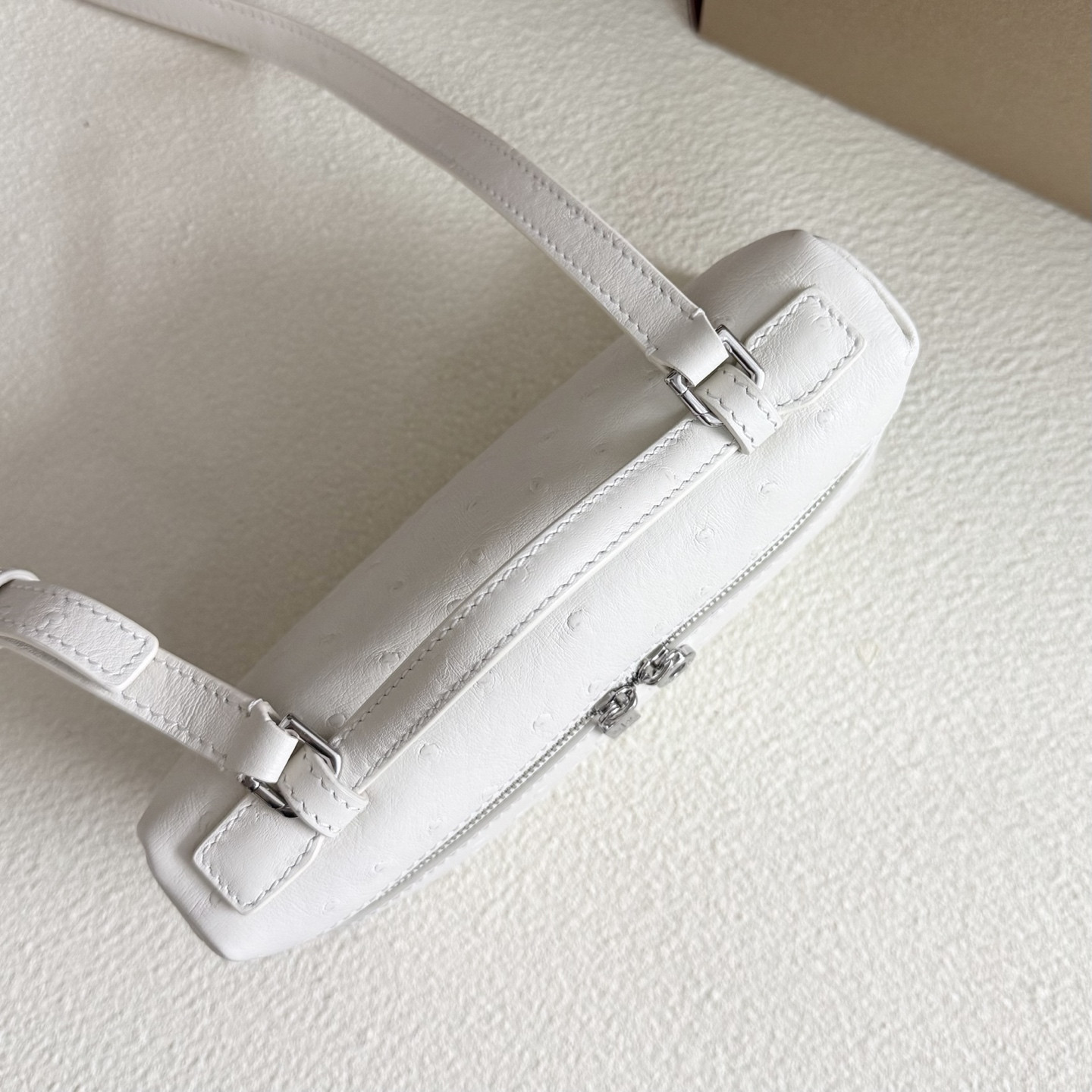 L0r0 P1ana Extra Pocket L19 Ostrich-grained Leather 11 x 19 x 6.5 cm