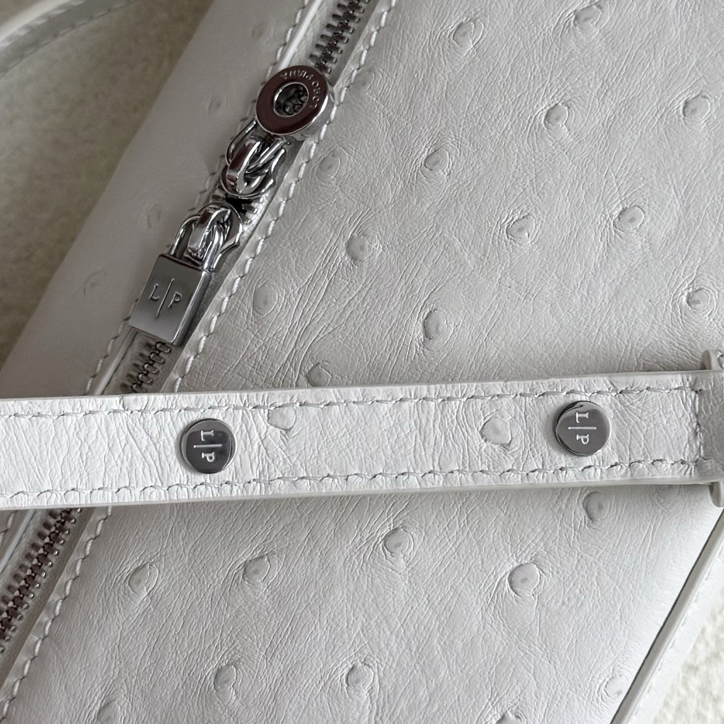 L0r0 P1ana Extra Pocket L19 Ostrich-grained Leather 11 x 19 x 6.5 cm