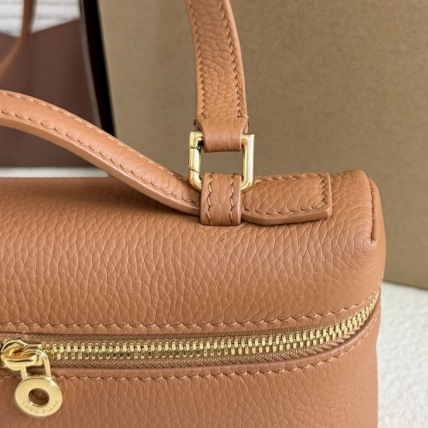 L0r0 P1ana Extra Pocket L19 Grained Calfskin 11 x 19 x 6.5 cm