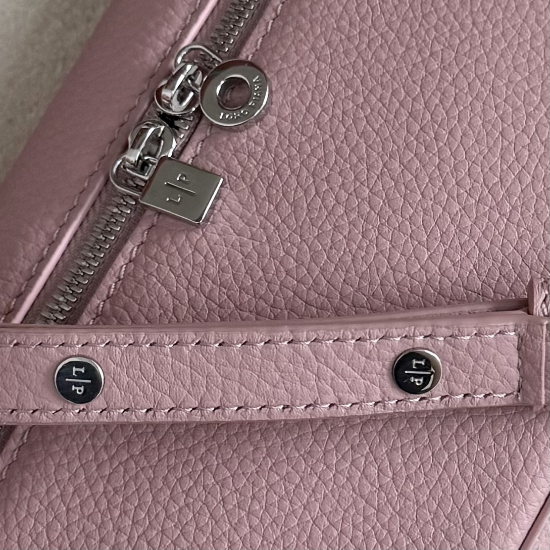 L0r0 P1ana Extra Pocket L19 Grained Calfskin 11 x 19 x 6.5 cm