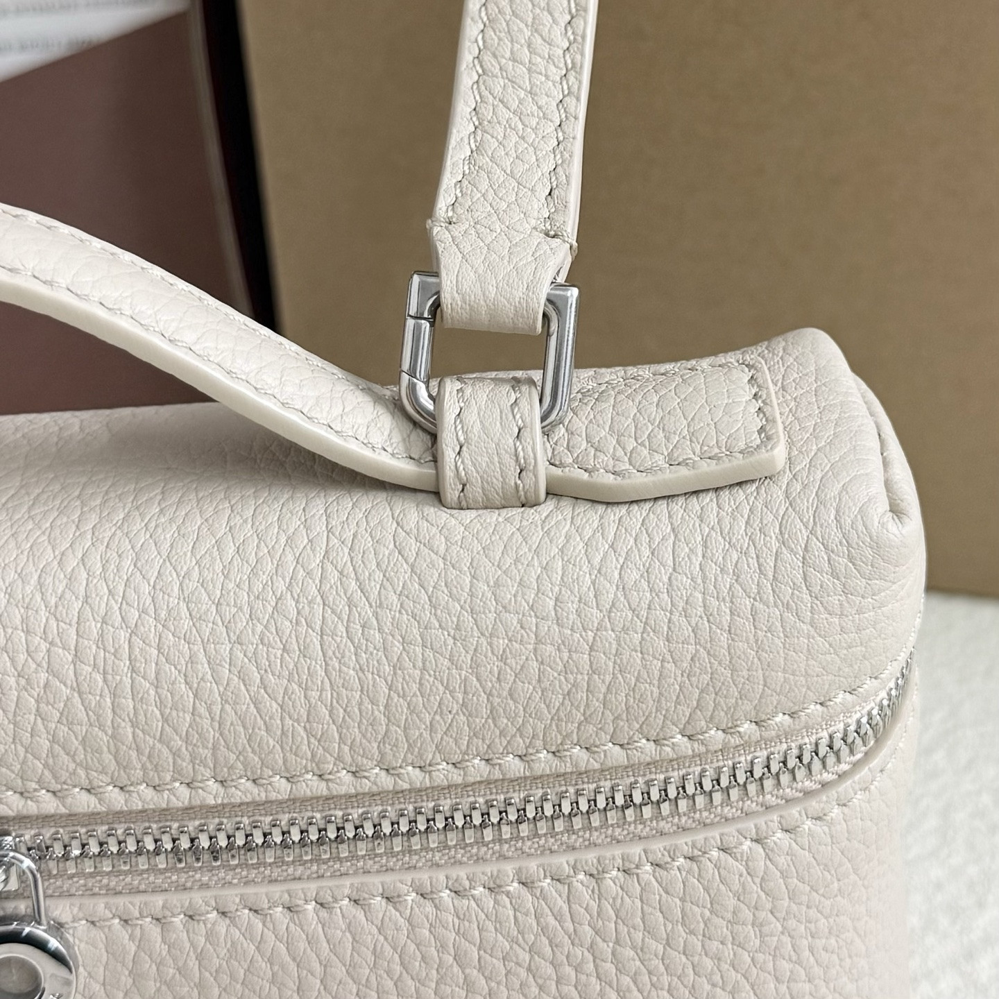 L0r0 P1ana Extra Pocket L19 Grained Calfskin 11 x 19 x 6.5 cm