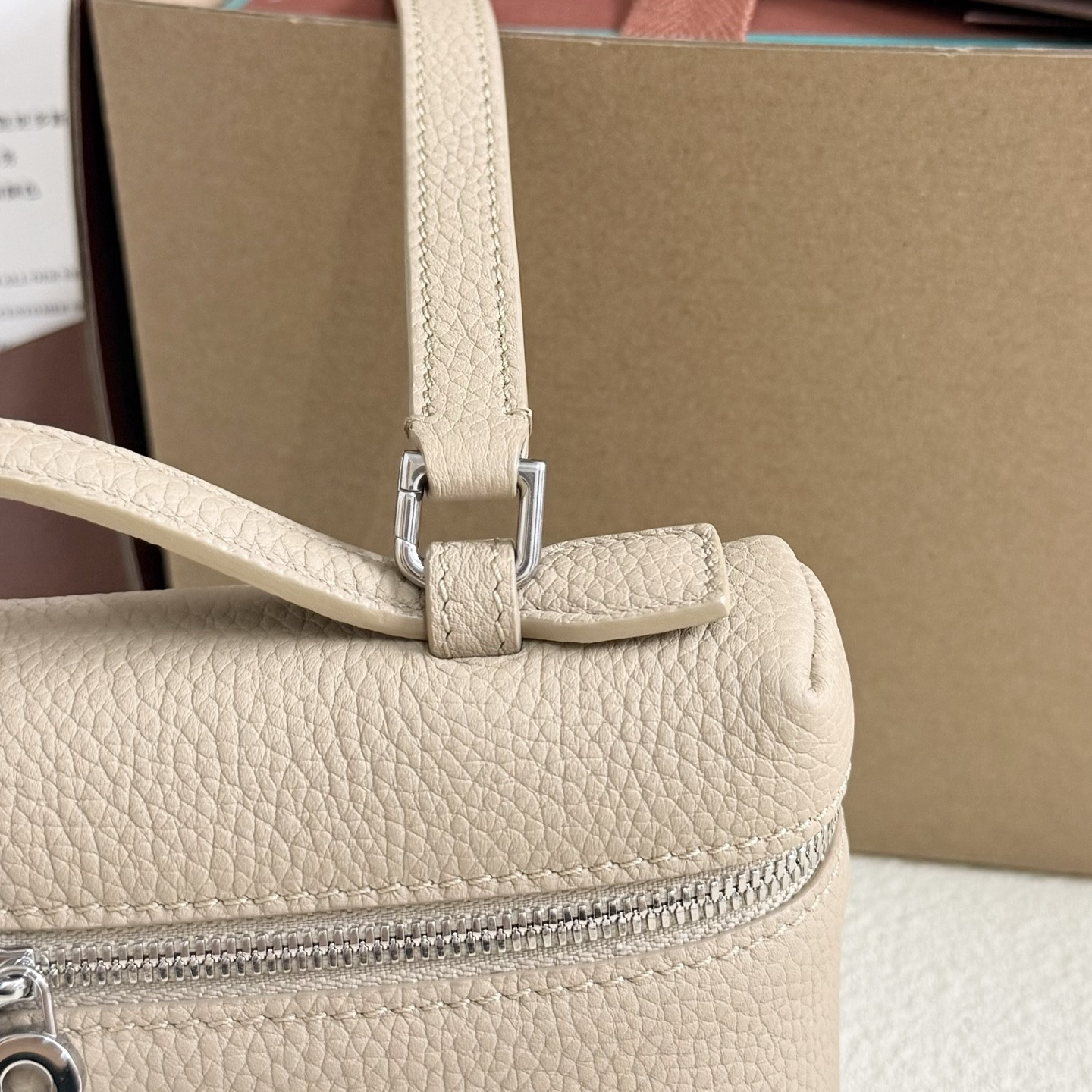 L0r0 P1ana Extra Pocket L19 Grained Calfskin 11 x 19 x 6.5 cm