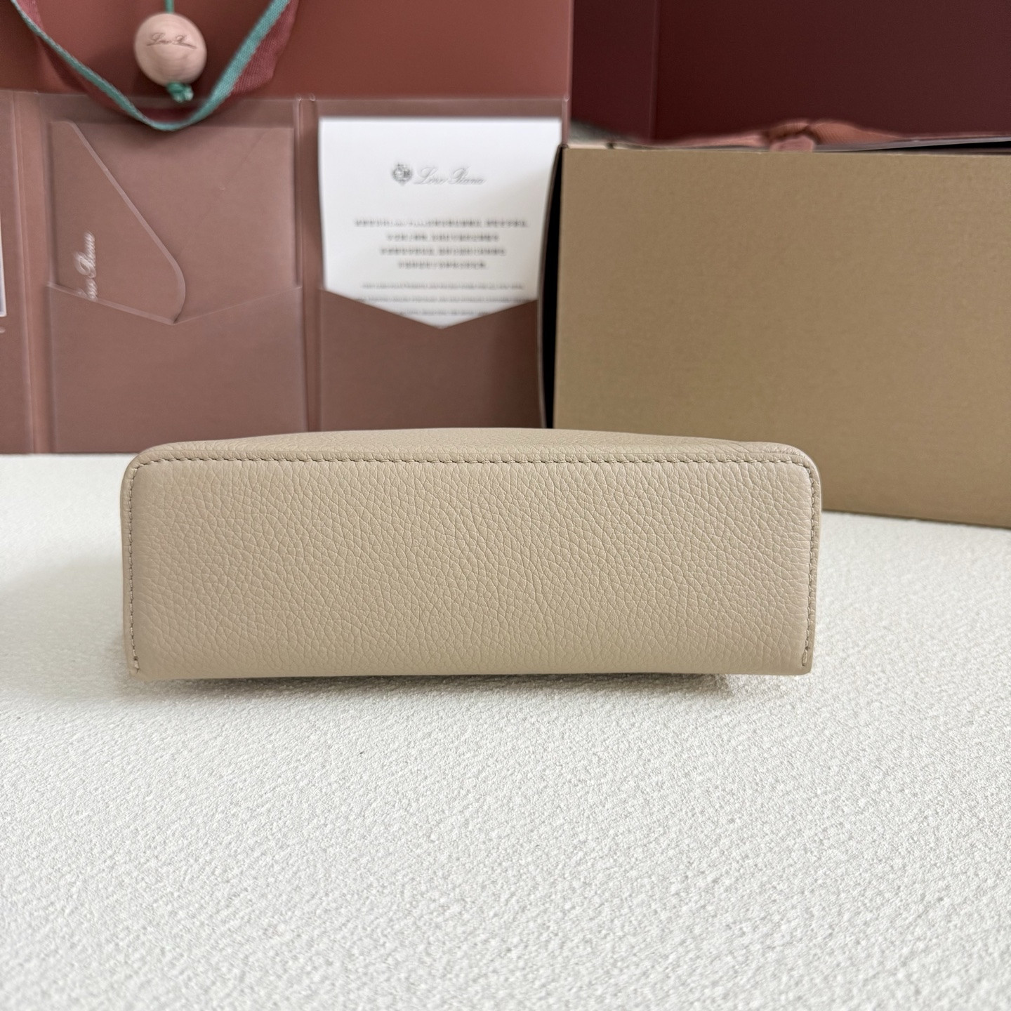 L0r0 P1ana Extra Pocket L19 Grained Calfskin 11 x 19 x 6.5 cm