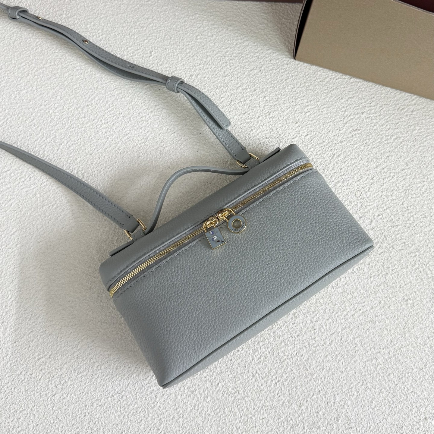 L0r0 P1ana Extra Pocket L19 Grained Calfskin 11 x 19 x 6.5 cm