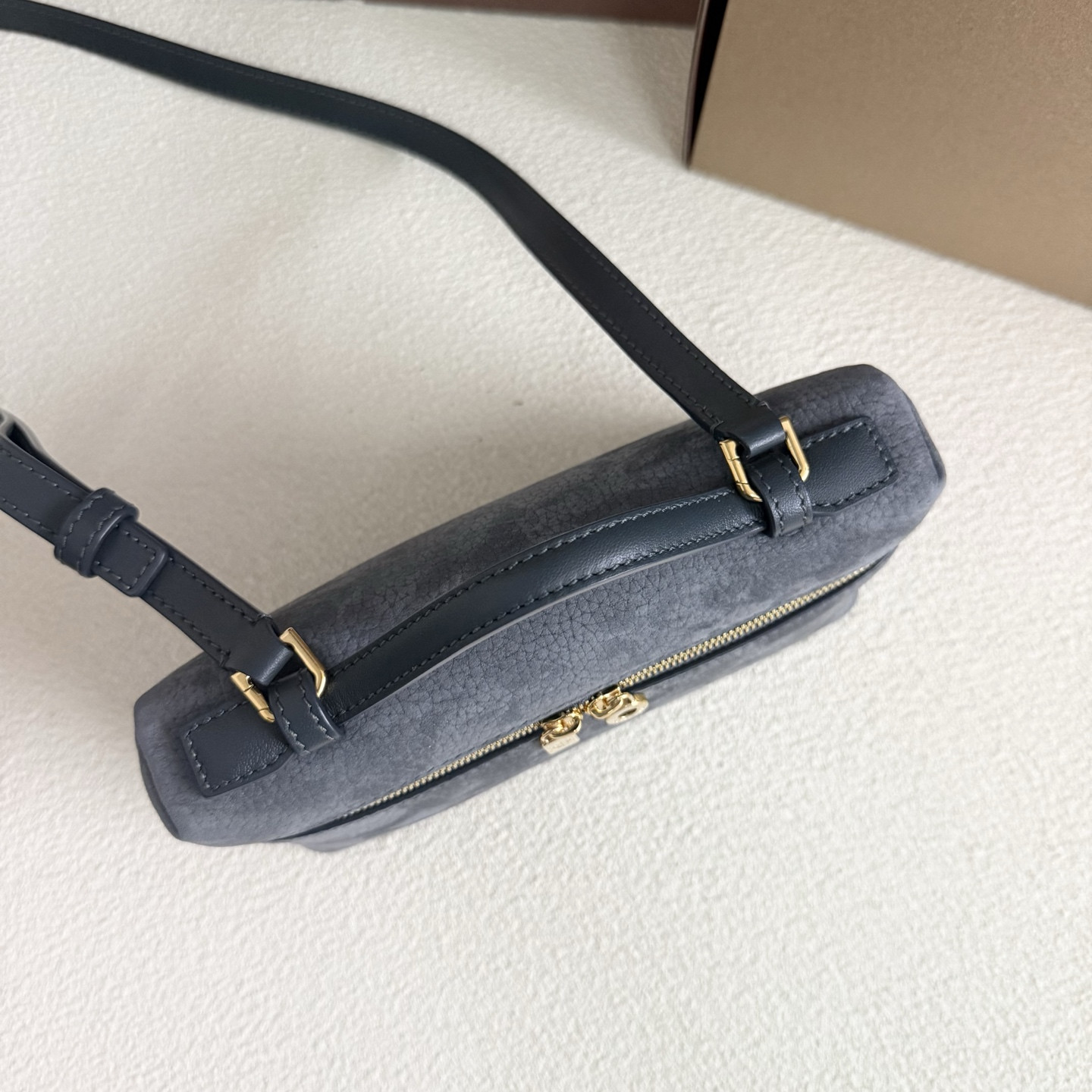 L0r0 P1ana Extra Pocket L19 Grained Calfskin 11 x 19 x 6.5 cm