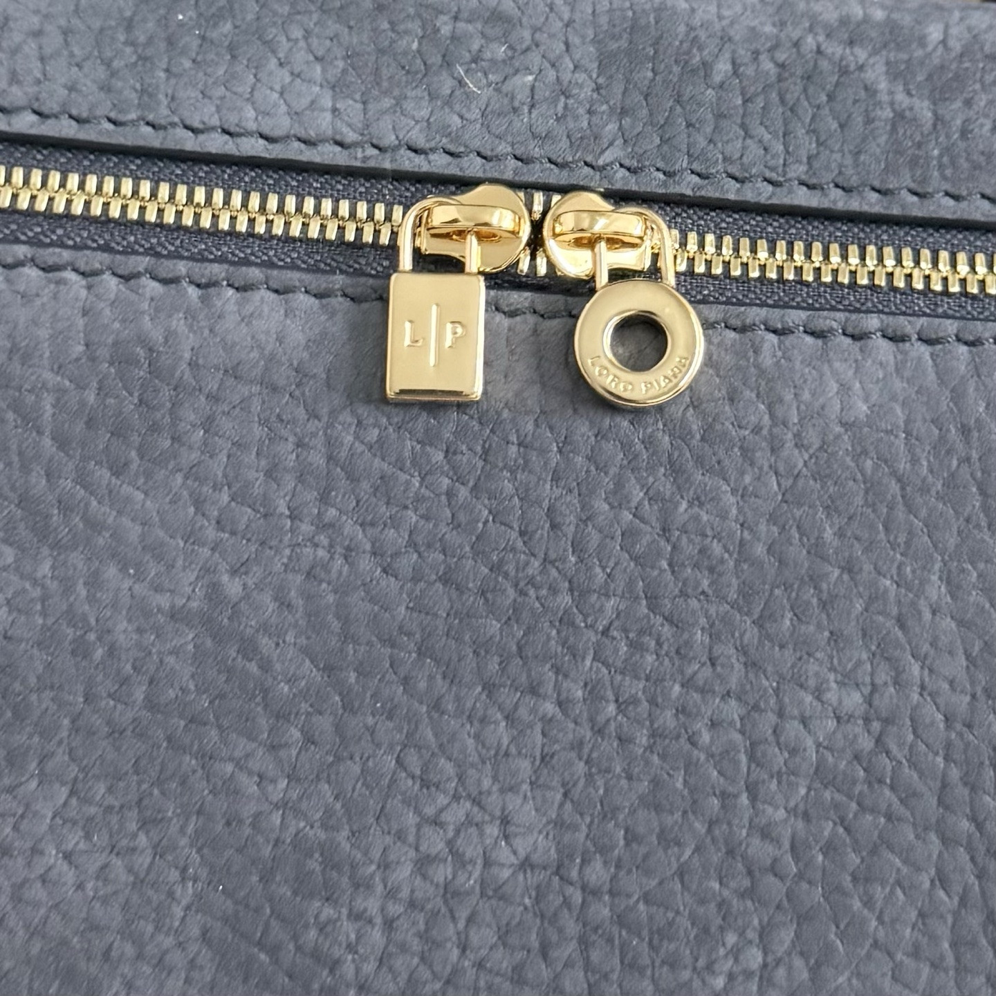 L0r0 P1ana Extra Pocket L19 Grained Calfskin 11 x 19 x 6.5 cm