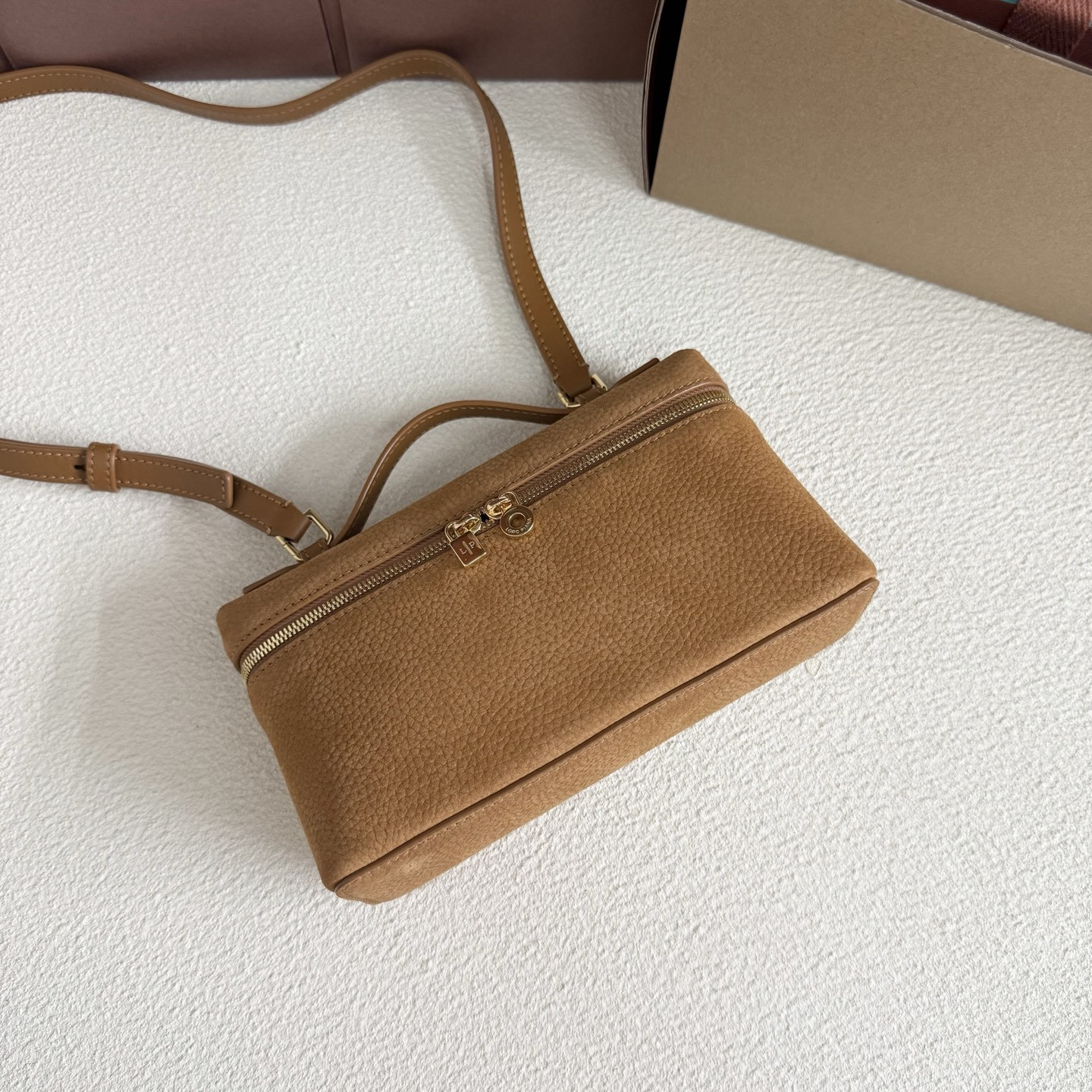 L0r0 P1ana Extra Pocket L19 Grained Calfskin 11 x 19 x 6.5 cm