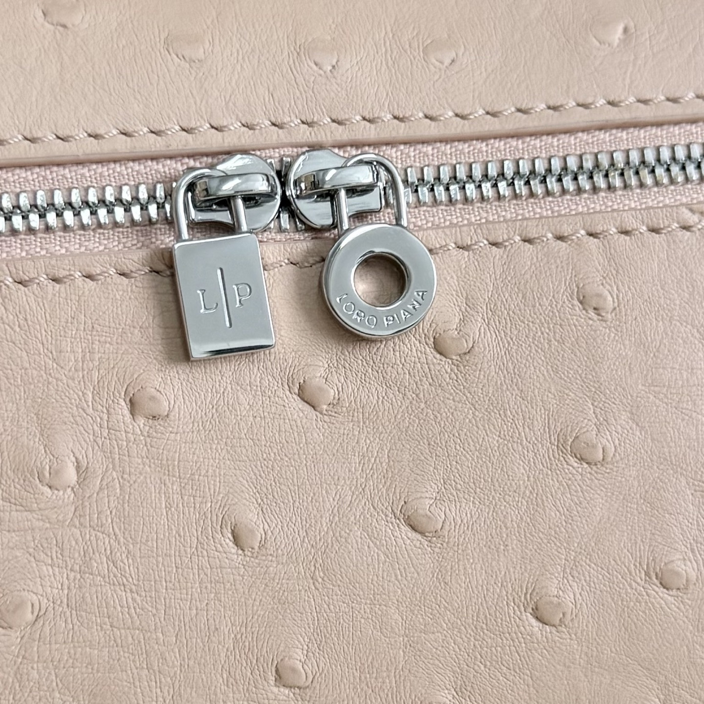 L0r0 P1ana Extra Pocket L19 Ostrich-grained Leather 11 x 19 x 6.5 cm