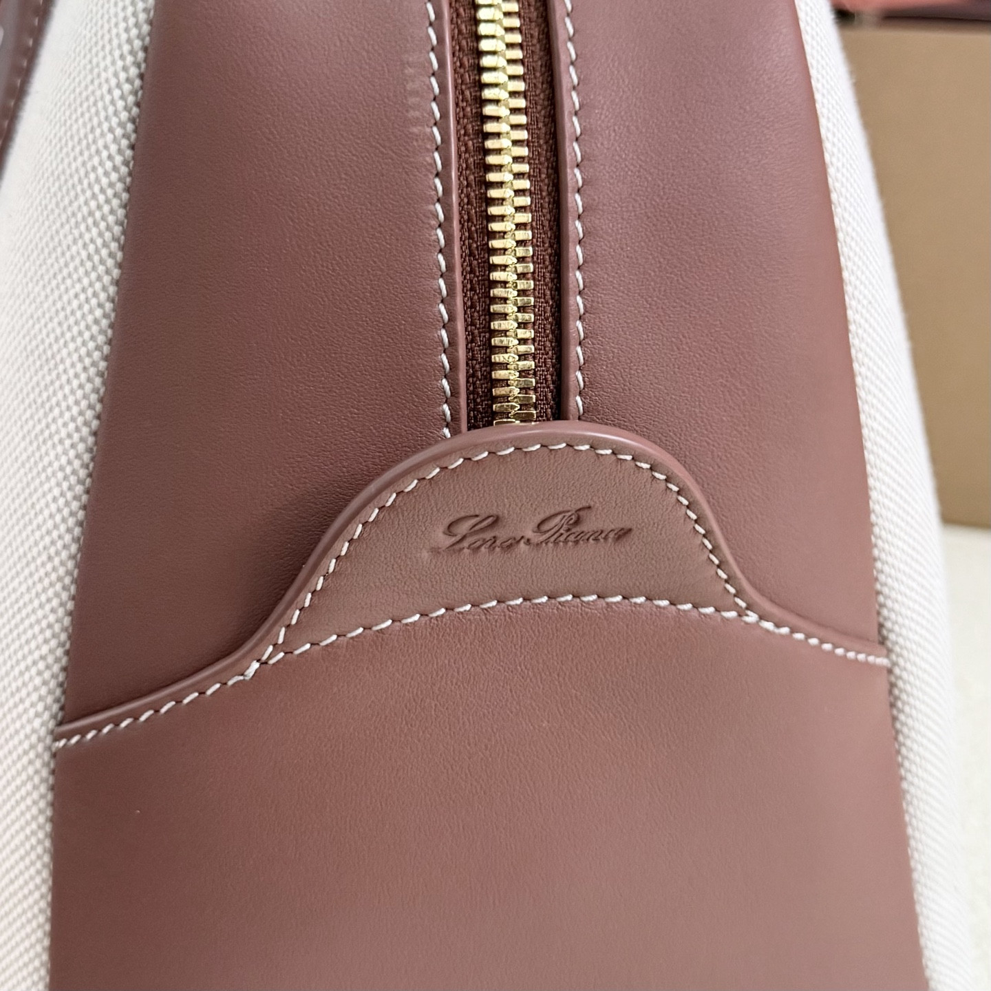 L0r0 P1ana Needle 38x22x16cm