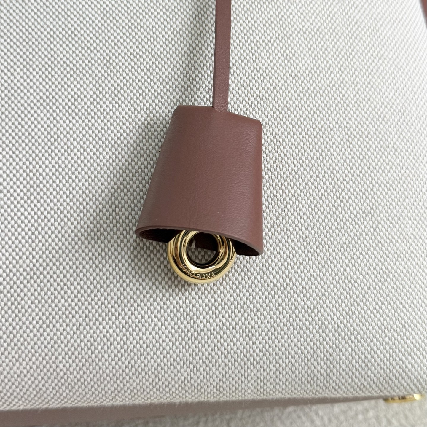 L0r0 P1ana Needle 38x22x16cm