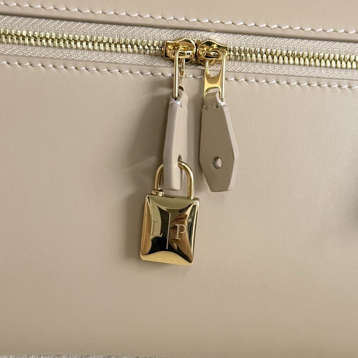 L0r0 P1ana Extra Clutch L29 29x14x3cm