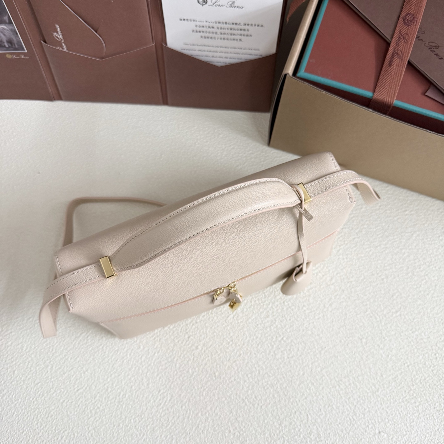 L0r0 P1ana Extra Pocket L27 Calfskin 16x27x10cm