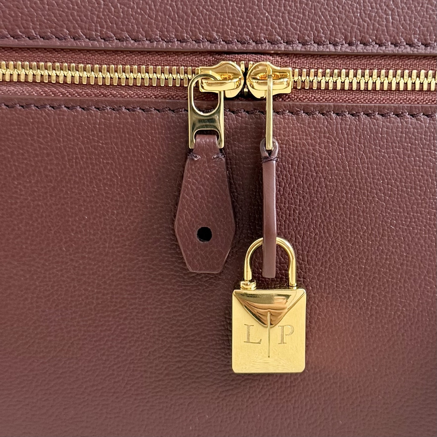 L0r0 P1ana Extra Pocket L27 Calfskin 16x27x10cm