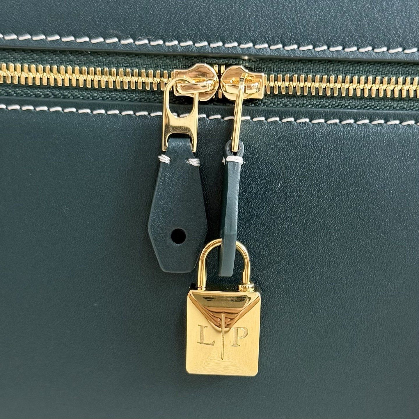 L0r0 P1ana Extra Pocket L27 Calfskin 16x27x10cm