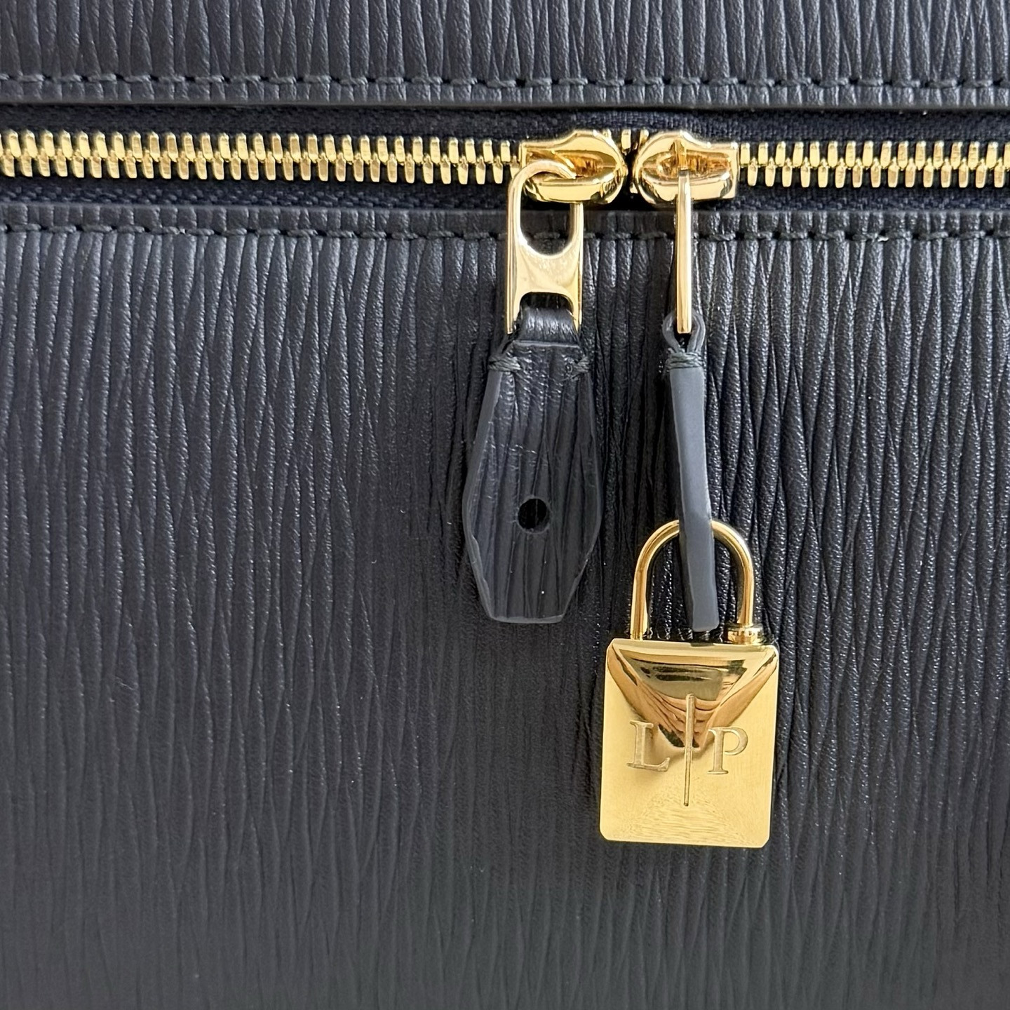 L0r0 P1ana Extra Pocket L27 Calfskin 16x27x10cm