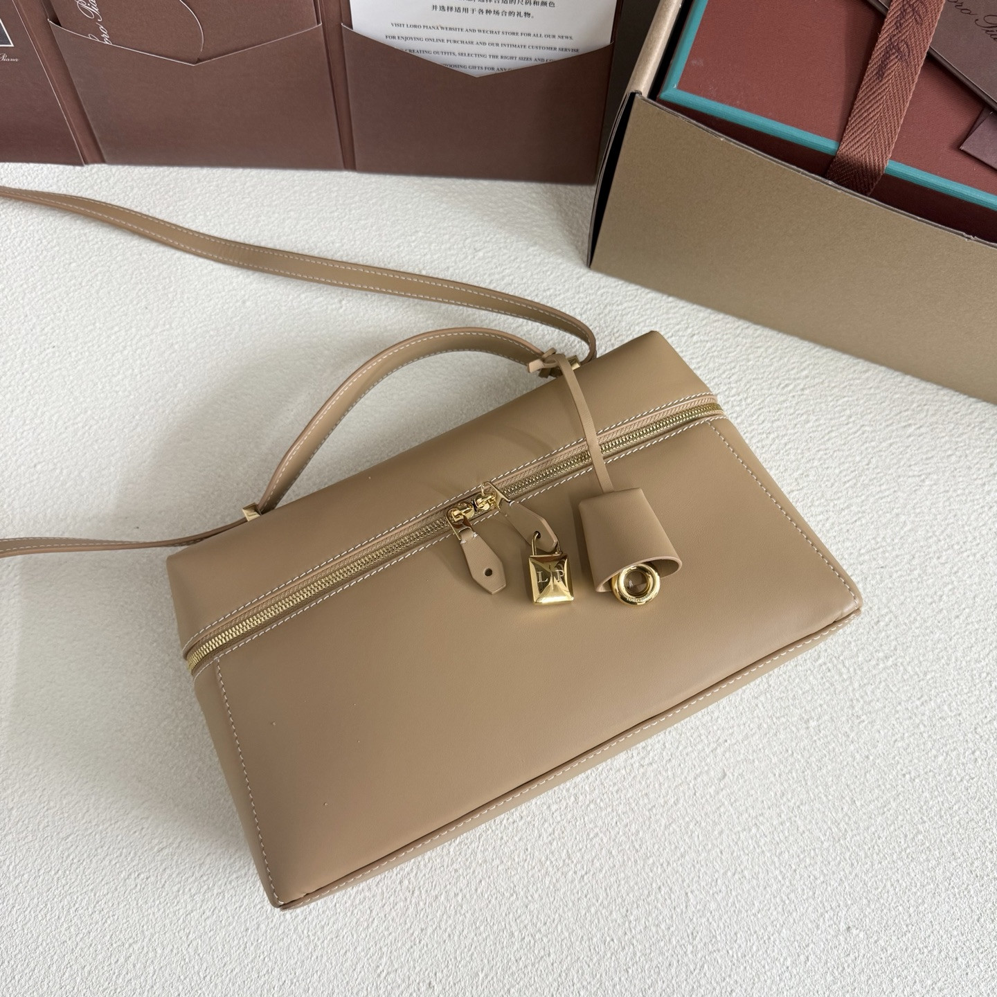 L0r0 P1ana Extra Pocket L27 Calfskin 16x27x10cm