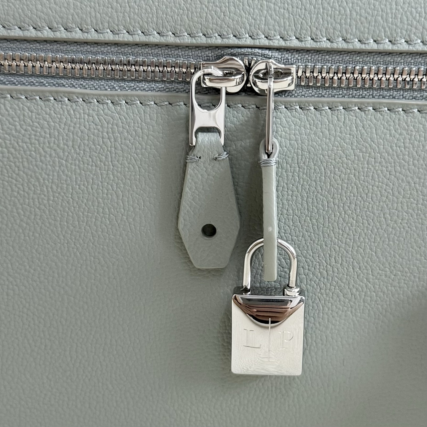 L0r0 P1ana Extra Pocket L27 Calfskin 16x27x10cm