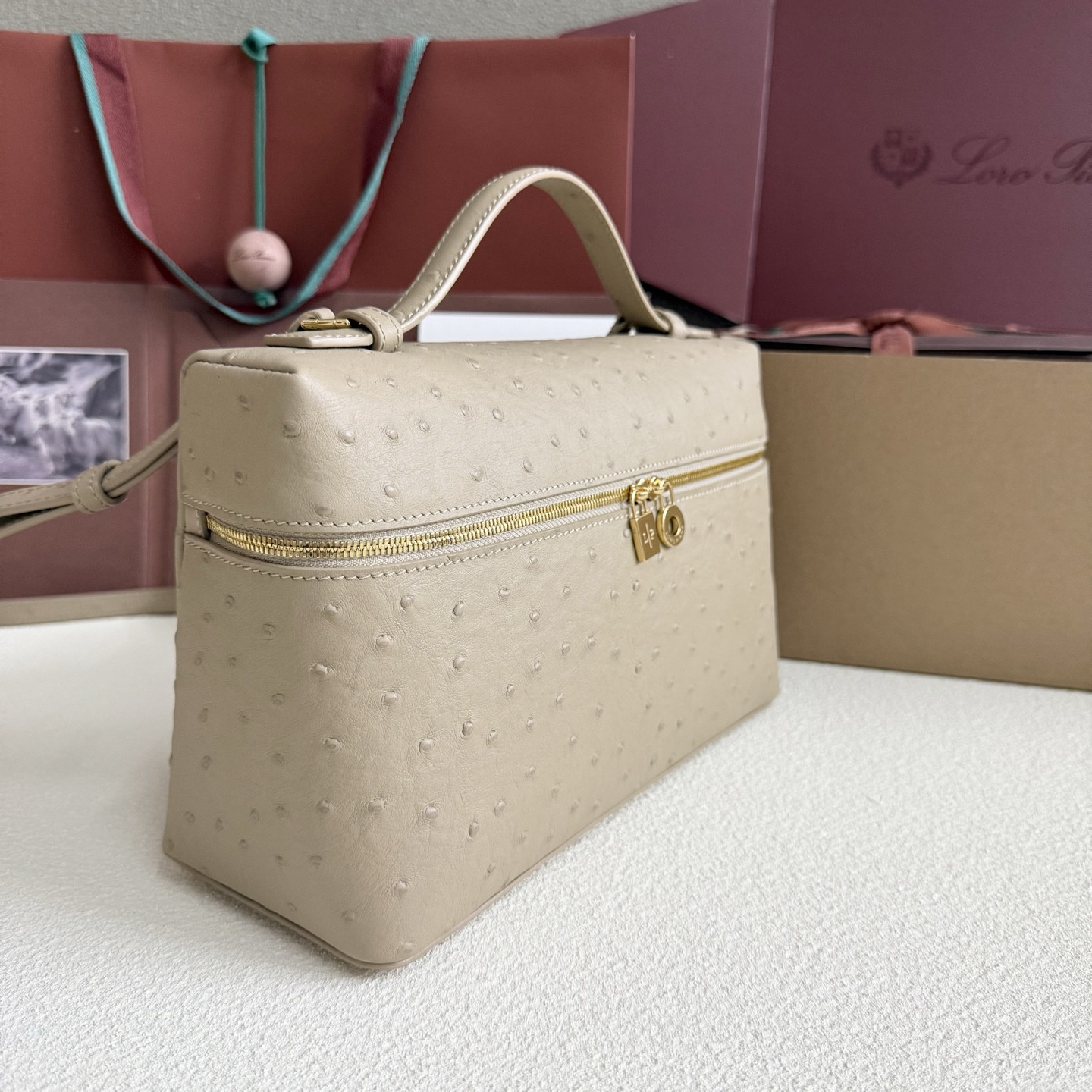 L0r0 P1ana Extra Pocket L27 Ostrich-grained Leather 16x27x10cm