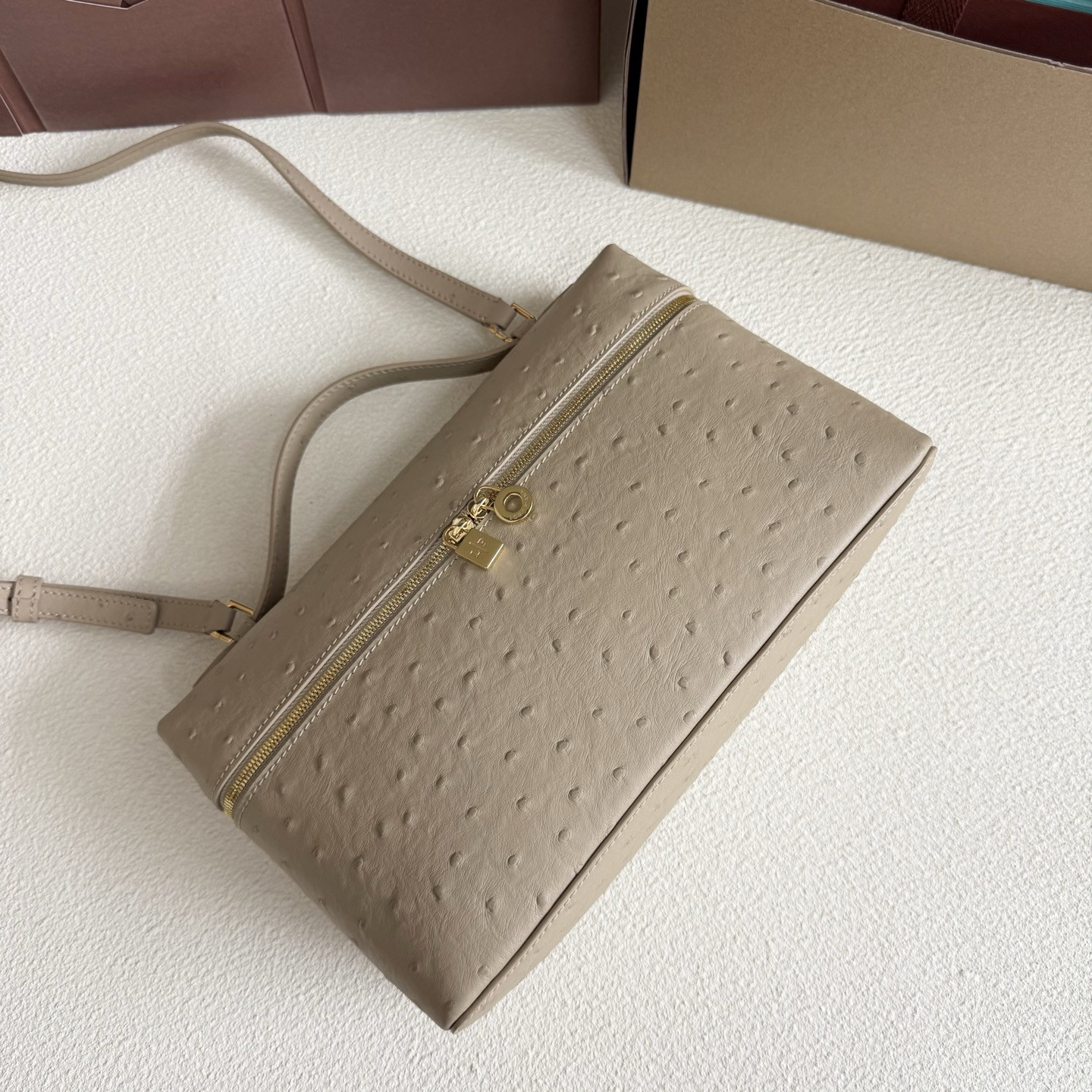 L0r0 P1ana Extra Pocket L27 Ostrich-grained Leather 16x27x10cm