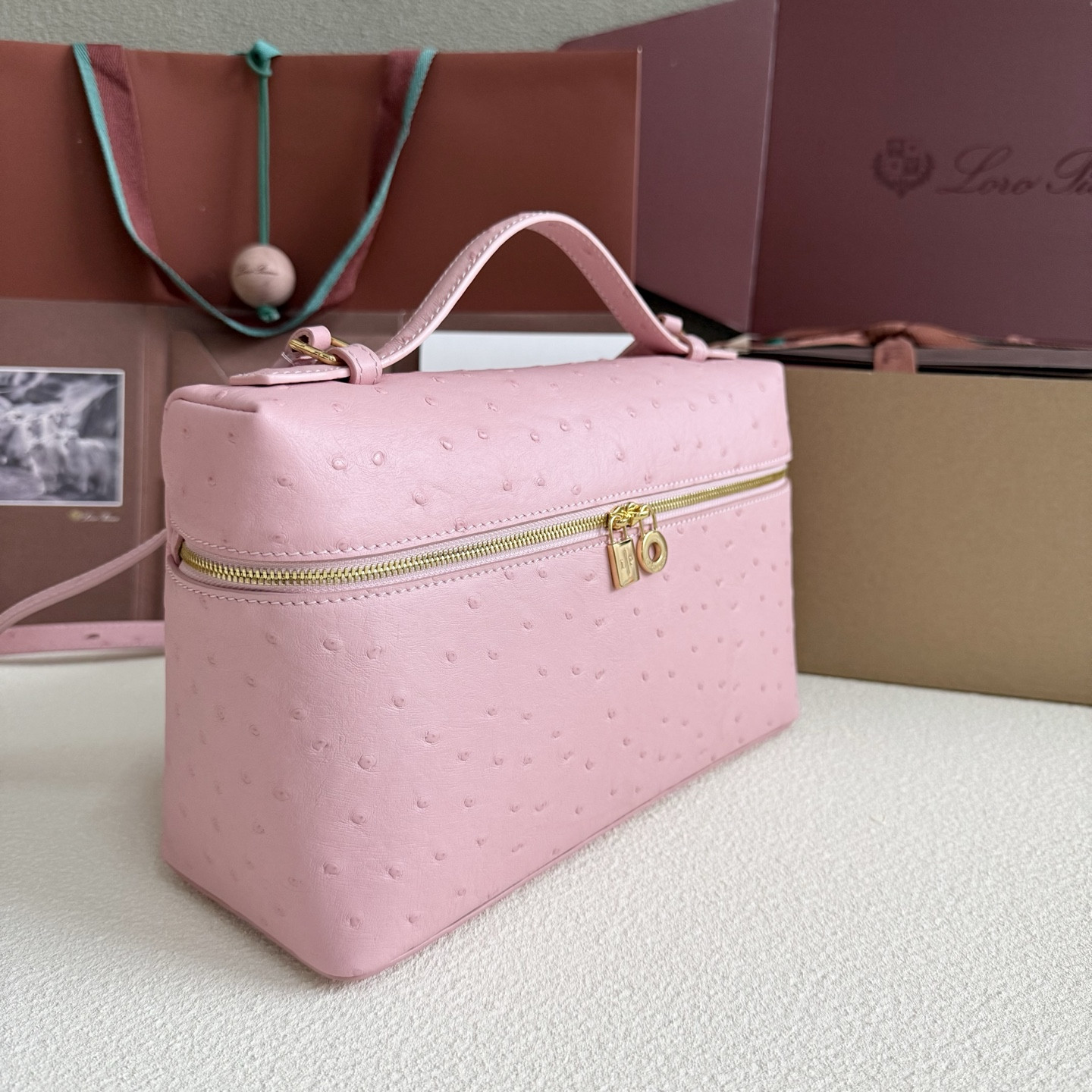 L0r0 P1ana Extra Pocket L27 Ostrich-grained Leather 16x27x10cm