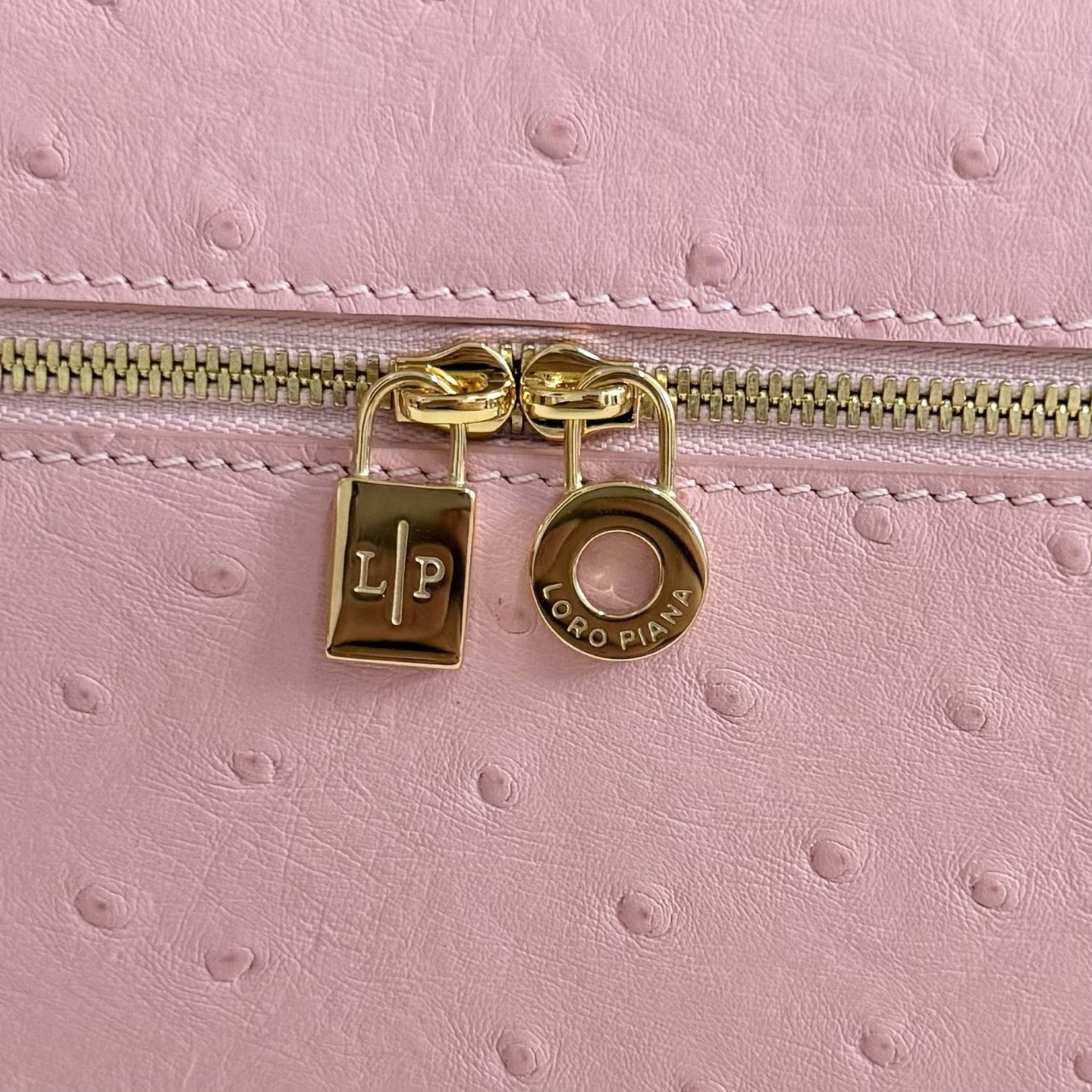 L0r0 P1ana Extra Pocket L27 Ostrich-grained Leather 16x27x10cm