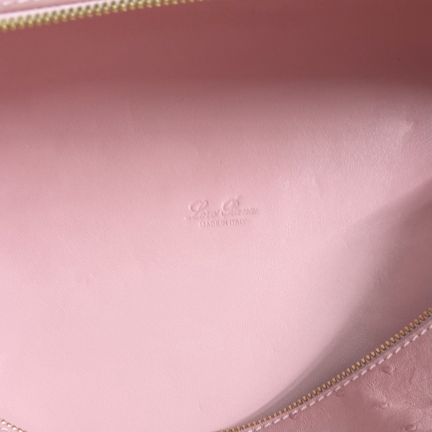 L0r0 P1ana Extra Pocket L27 Ostrich-grained Leather 16x27x10cm