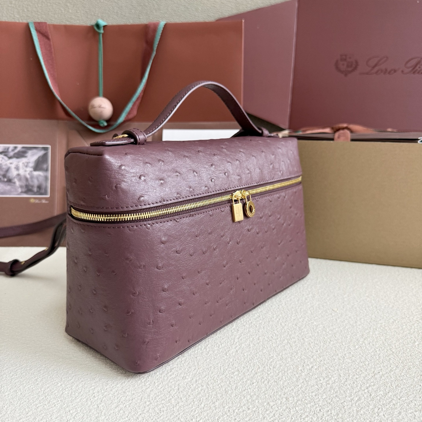 L0r0 P1ana Extra Pocket L27 Ostrich-grained Leather 16x27x10cm