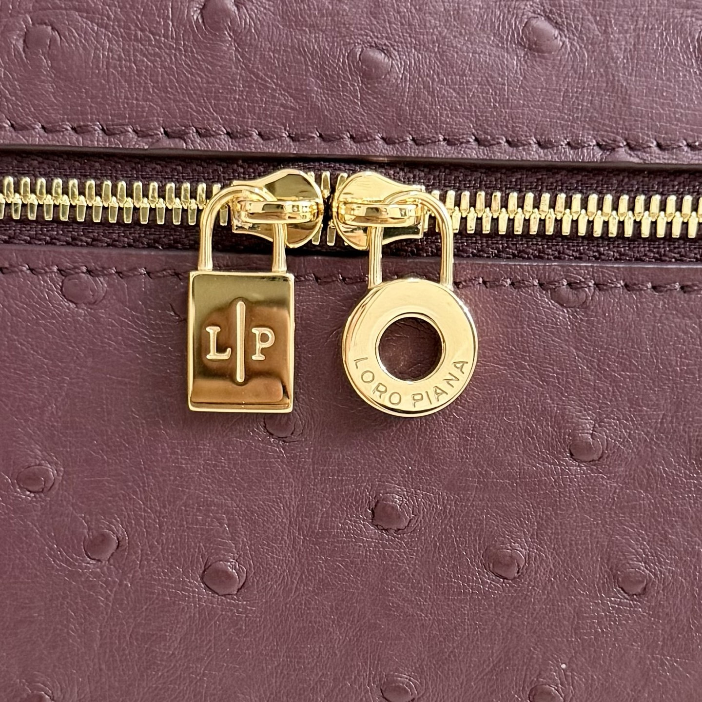 L0r0 P1ana Extra Pocket L27 Ostrich-grained Leather 16x27x10cm