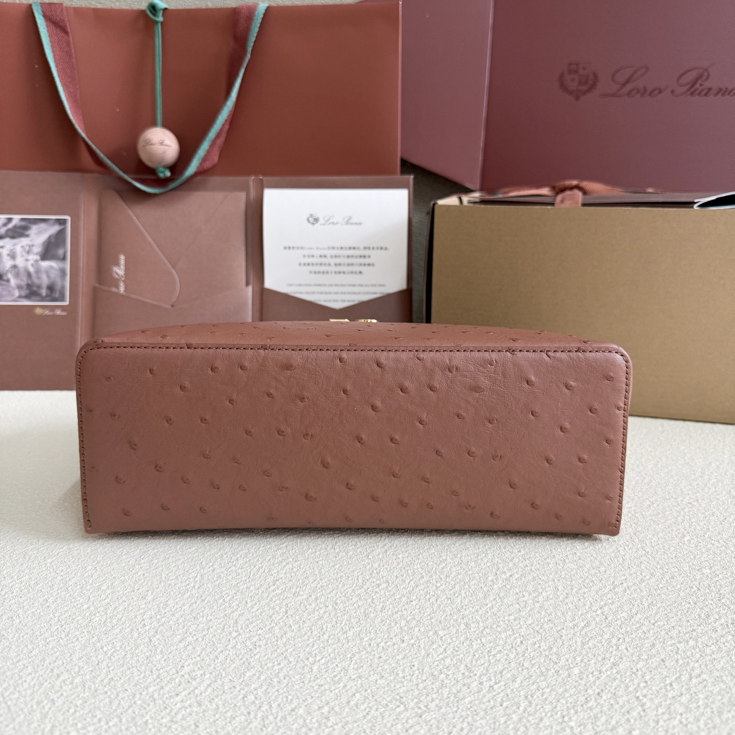 L0r0 P1ana Extra Pocket L27 Ostrich-grained Leather 16x27x10cm