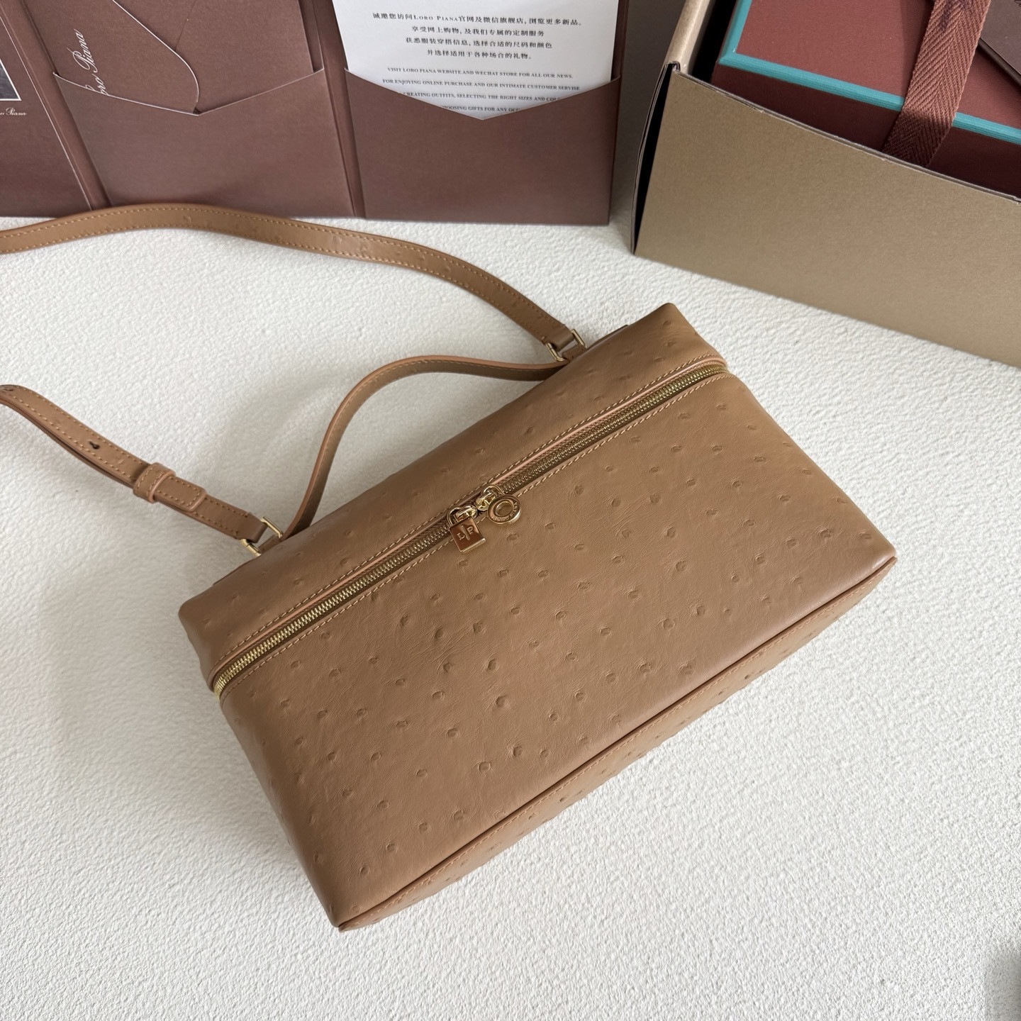 L0r0 P1ana Extra Pocket L27 Ostrich-grained Leather 16x27x10cm