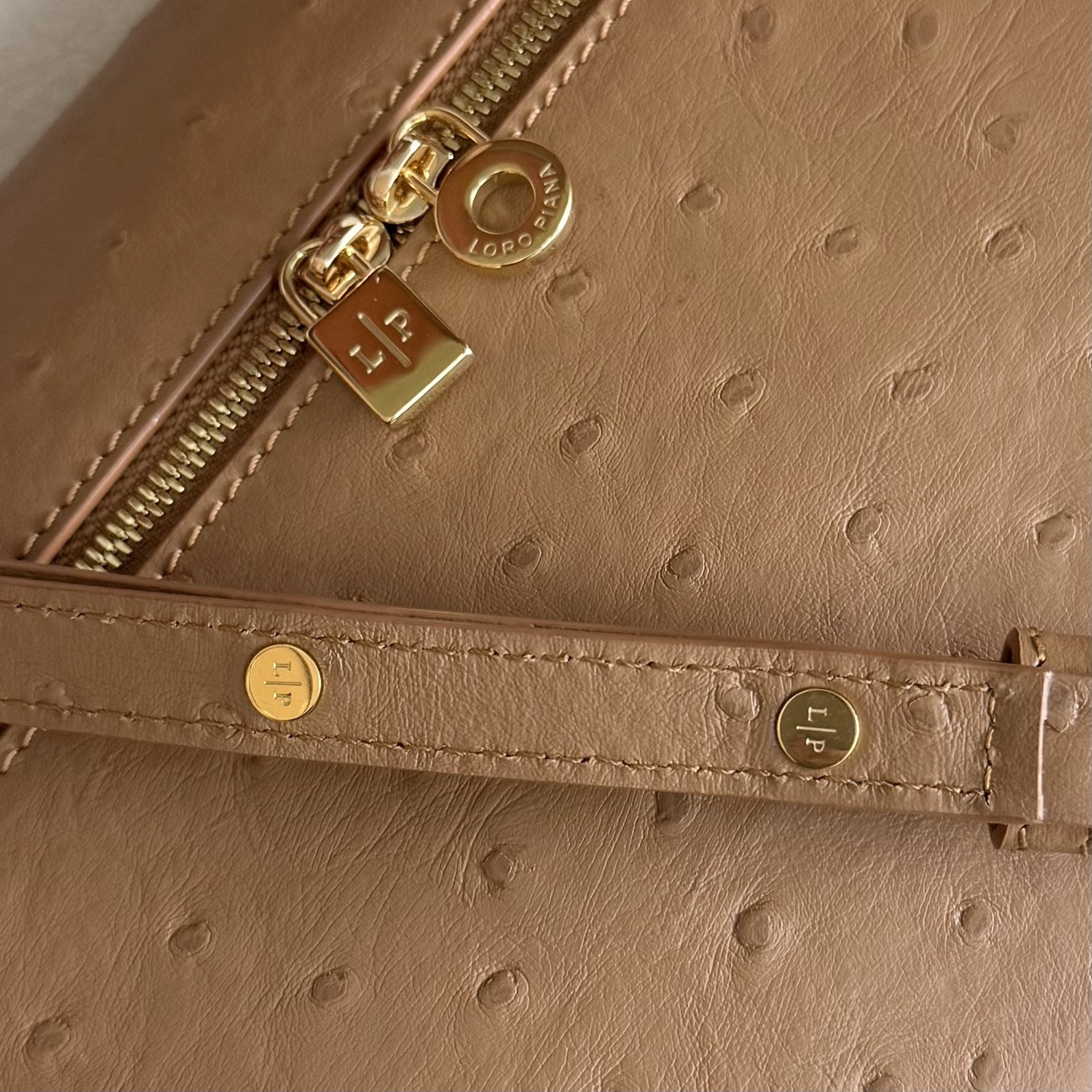 L0r0 P1ana Extra Pocket L27 Ostrich-grained Leather 16x27x10cm