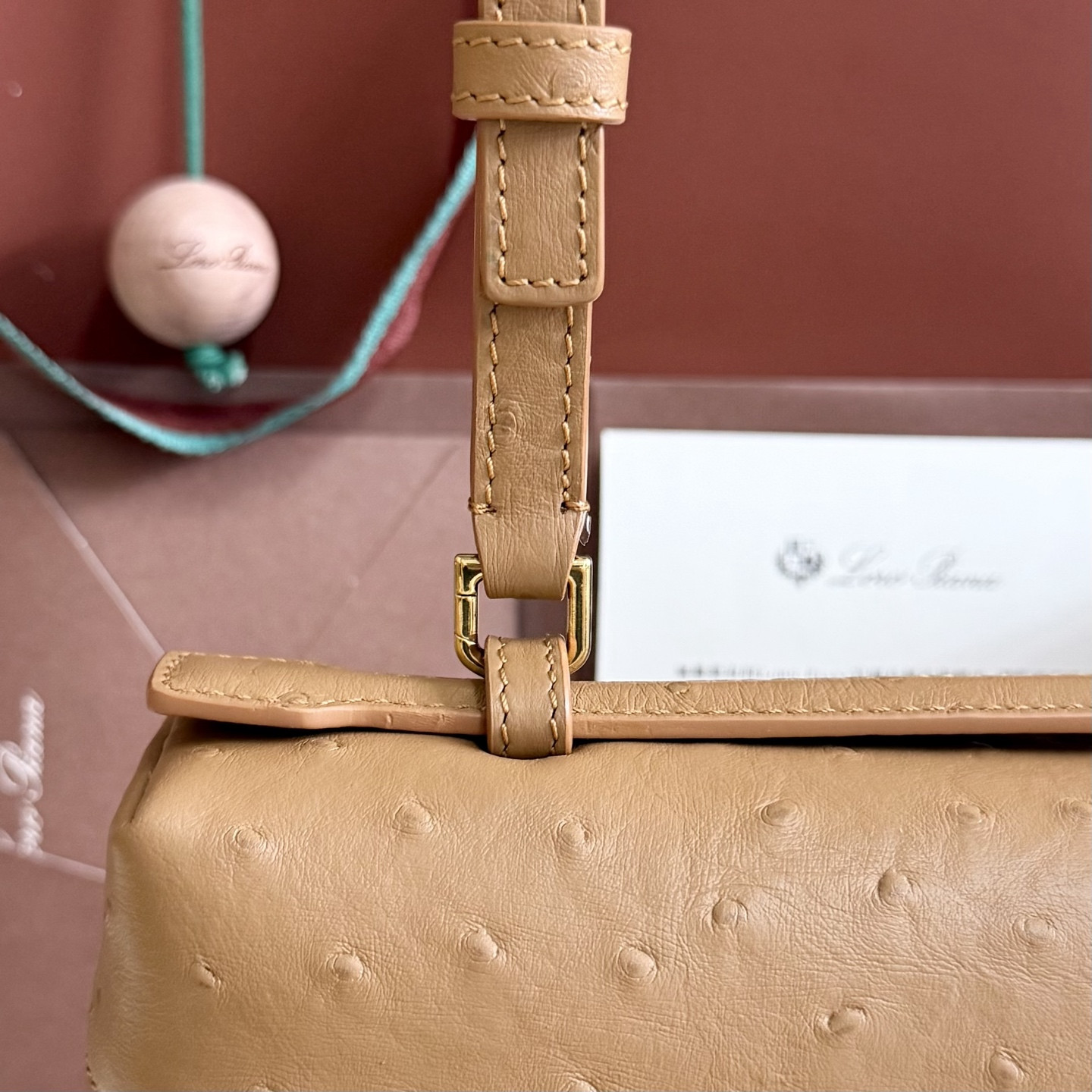 L0r0 P1ana Extra Pocket L27 Ostrich-grained Leather 16x27x10cm