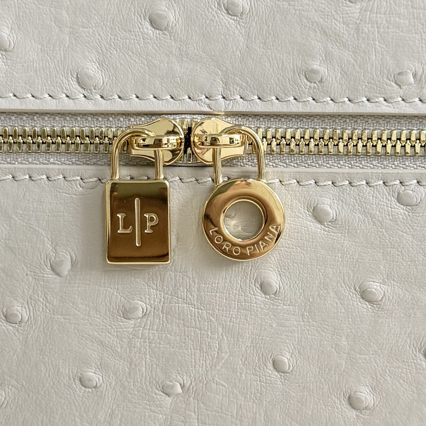 L0r0 P1ana Extra Pocket L27 Ostrich-grained Leather 16x27x10cm