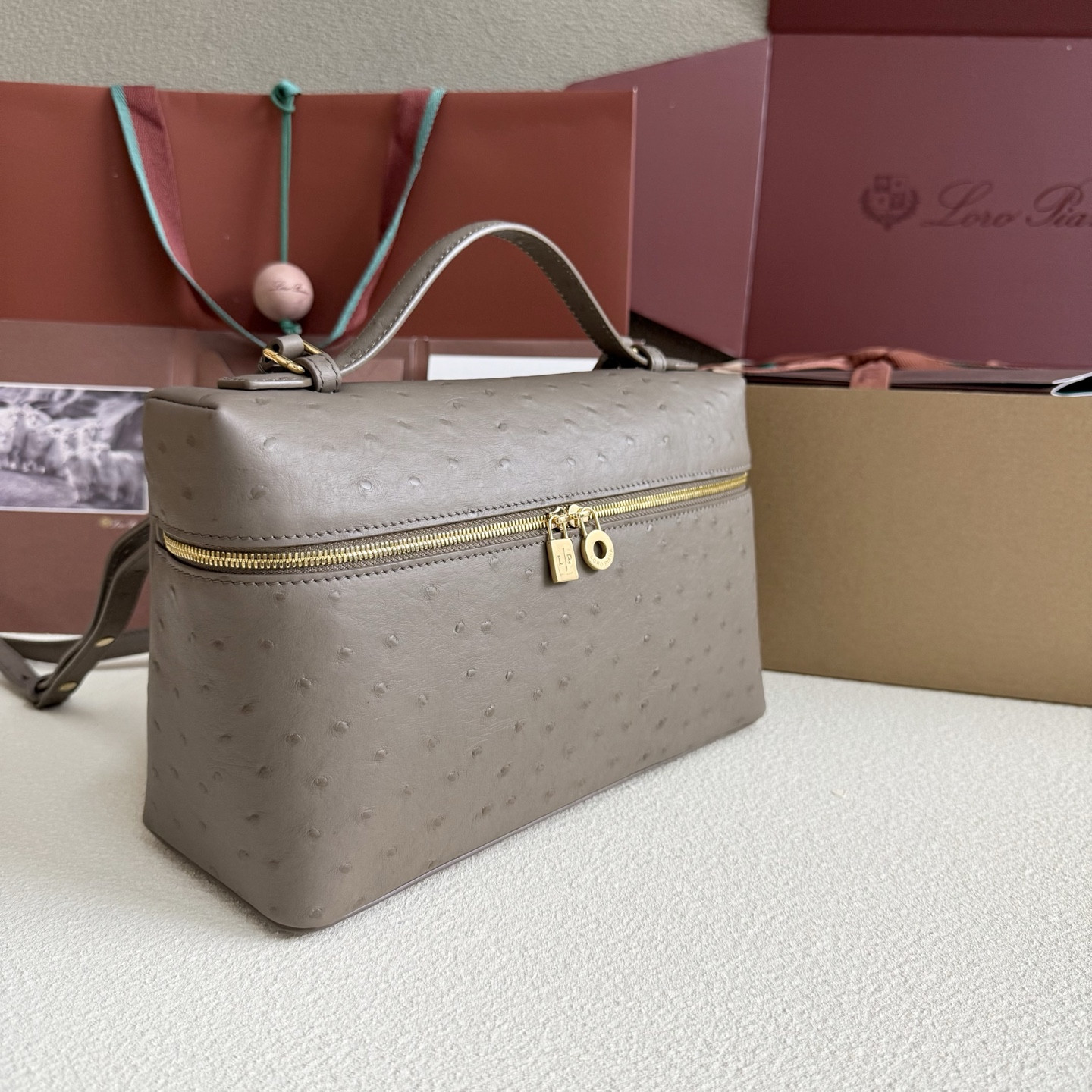 L0r0 P1ana Extra Pocket L27 Ostrich-grained Leather 16x27x10cm