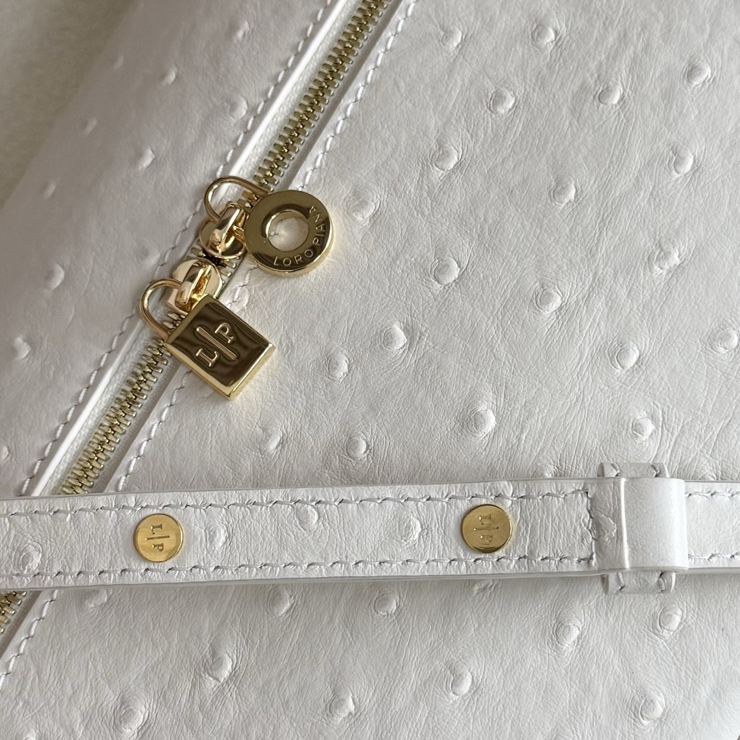 L0r0 P1ana Extra Pocket L27 Ostrich-grained Leather 16x27x10cm