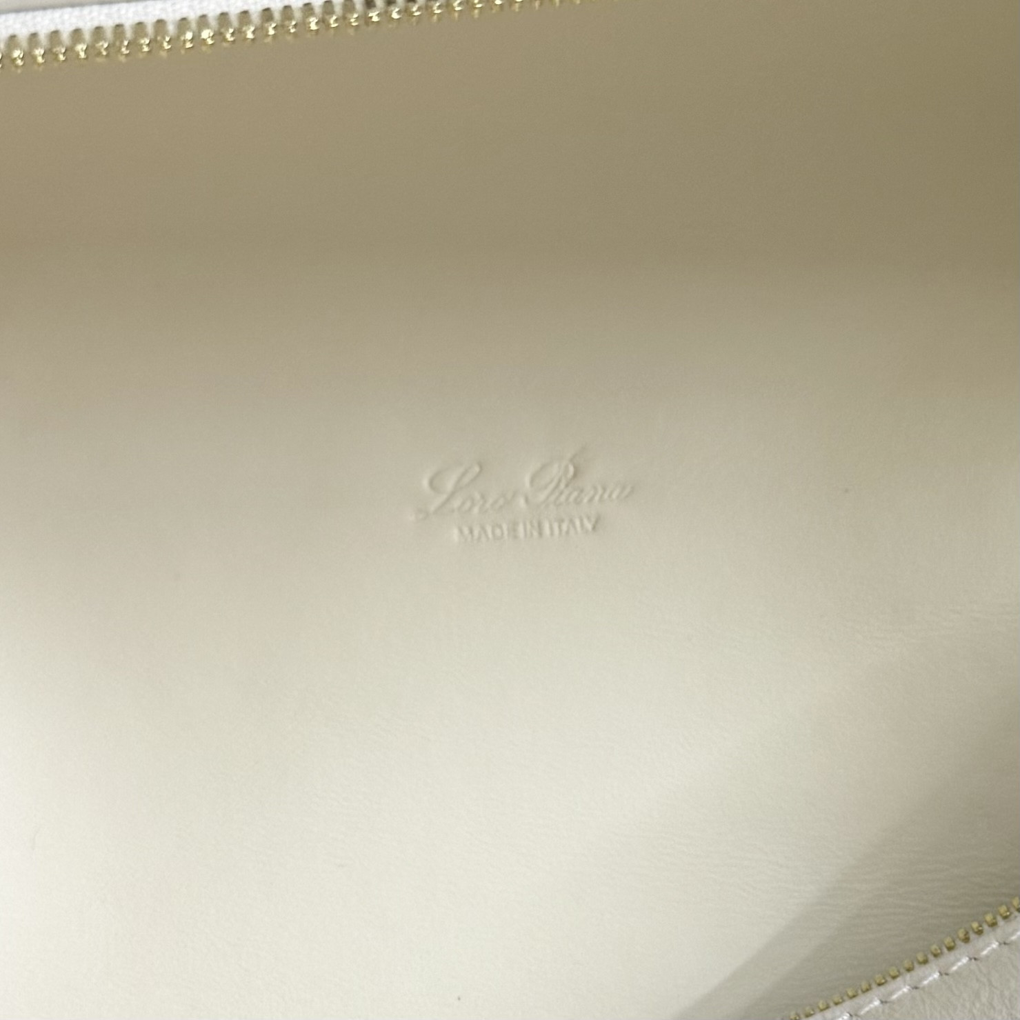 L0r0 P1ana Extra Pocket L27 Ostrich-grained Leather 16x27x10cm