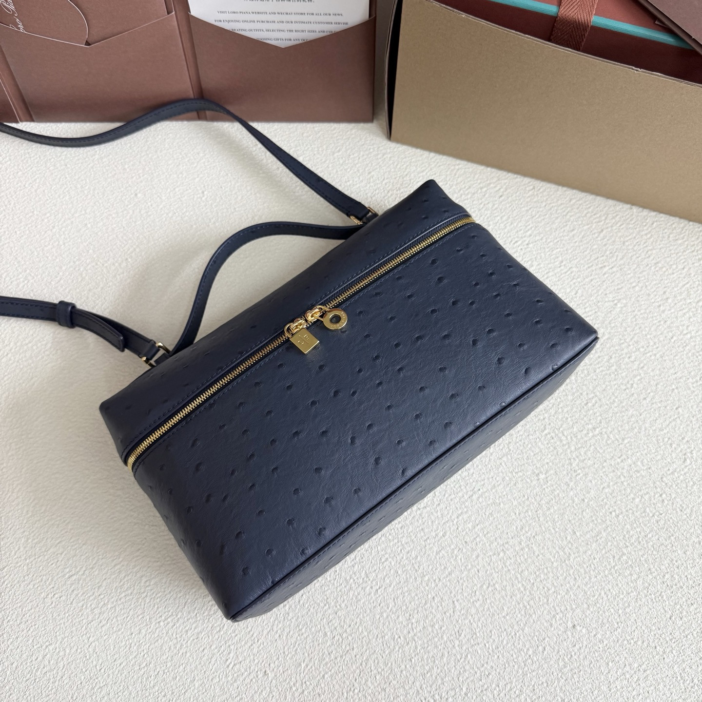 L0r0 P1ana Extra Pocket L27 Ostrich-grained Leather 16x27x10cm