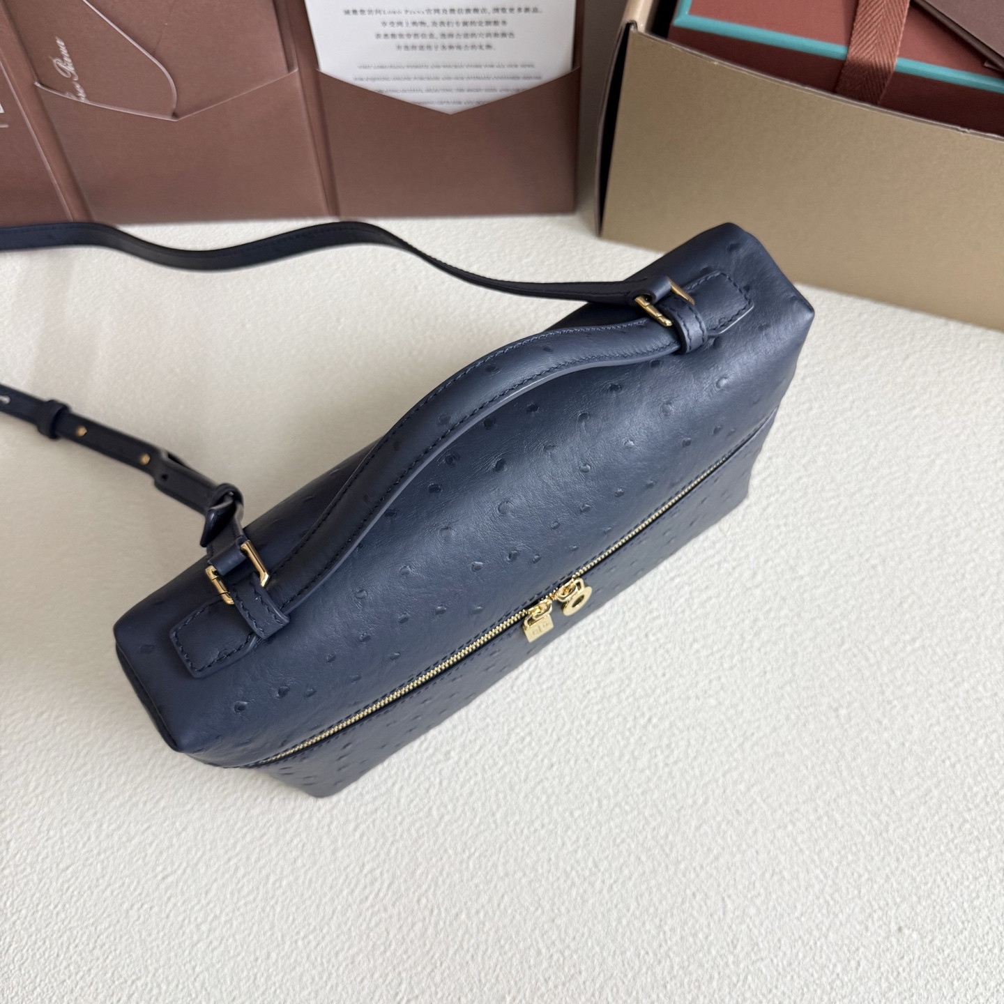 L0r0 P1ana Extra Pocket L27 Ostrich-grained Leather 16x27x10cm