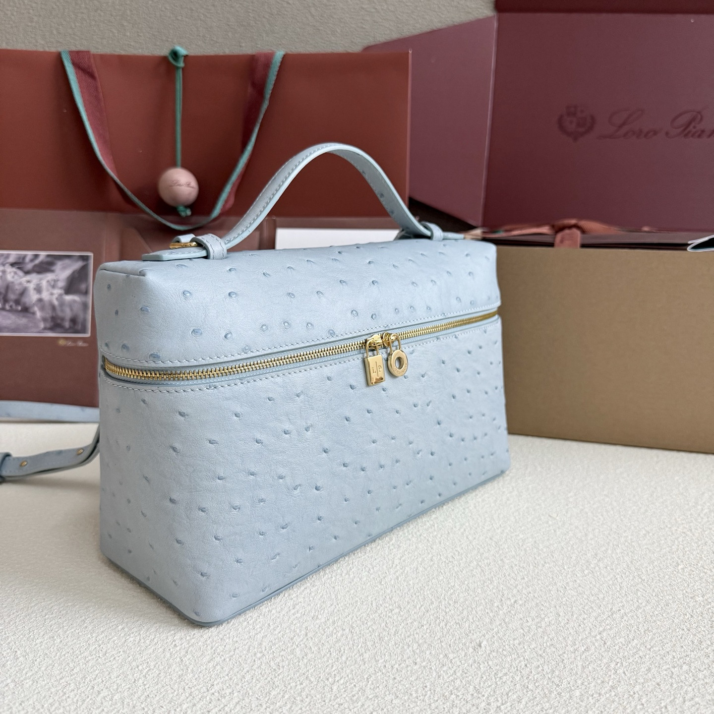 L0r0 P1ana Extra Pocket L27 Ostrich-grained Leather 16x27x10cm