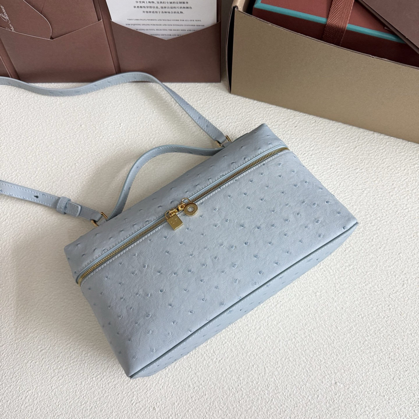 L0r0 P1ana Extra Pocket L27 Ostrich-grained Leather 16x27x10cm