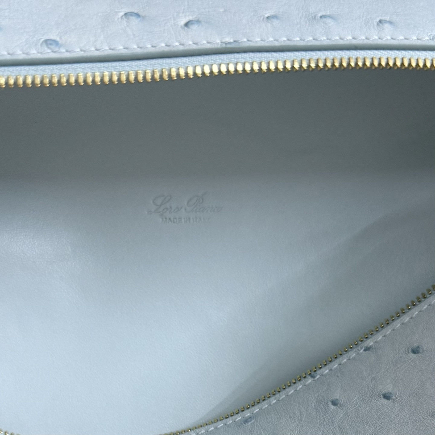 L0r0 P1ana Extra Pocket L27 Ostrich-grained Leather 16x27x10cm