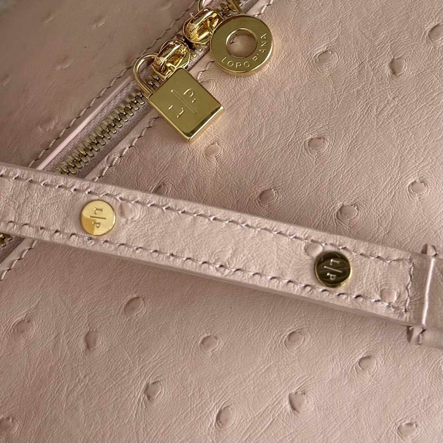 L0r0 P1ana Extra Pocket L27 Ostrich-grained Leather 16x27x10cm