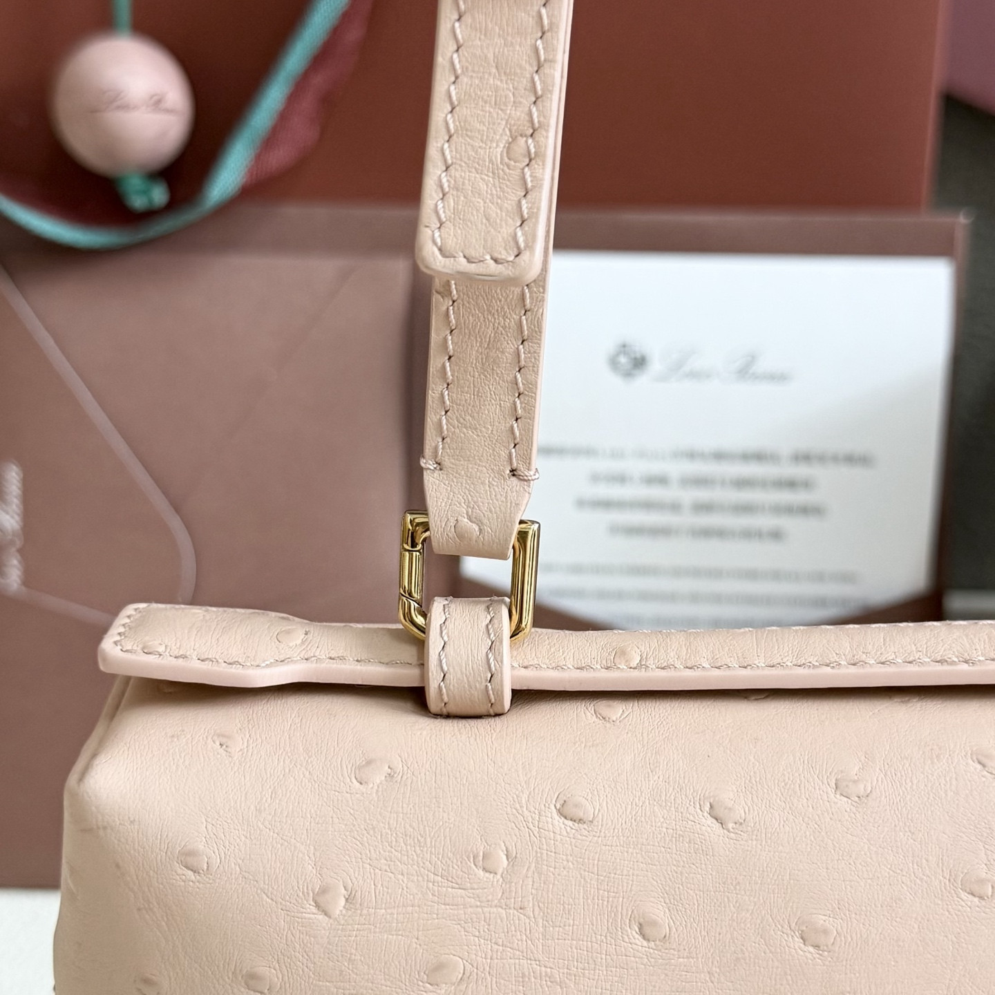 L0r0 P1ana Extra Pocket L27 Ostrich-grained Leather 16x27x10cm