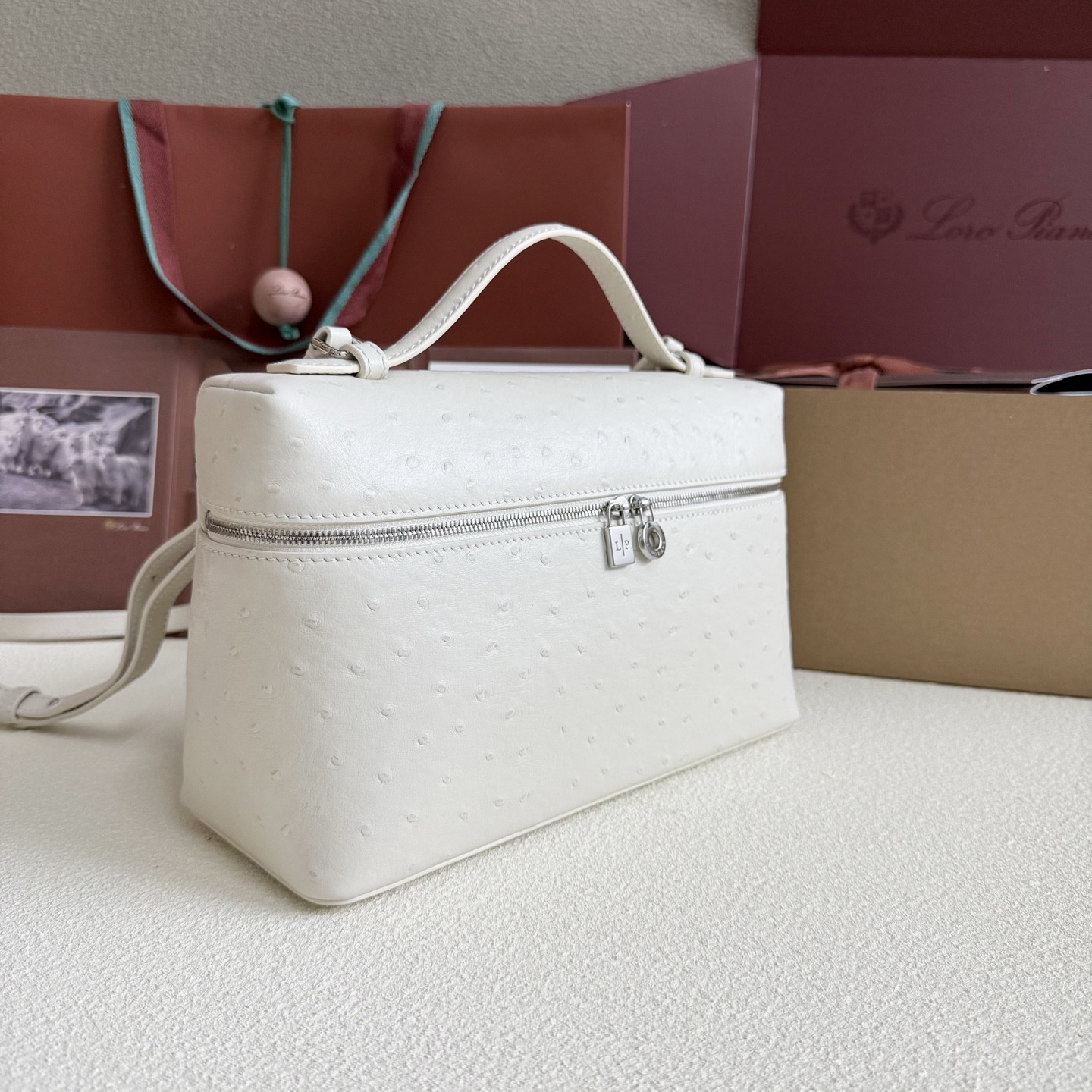 L0r0 P1ana Extra Pocket L27 Ostrich-grained Leather 16x27x10cm